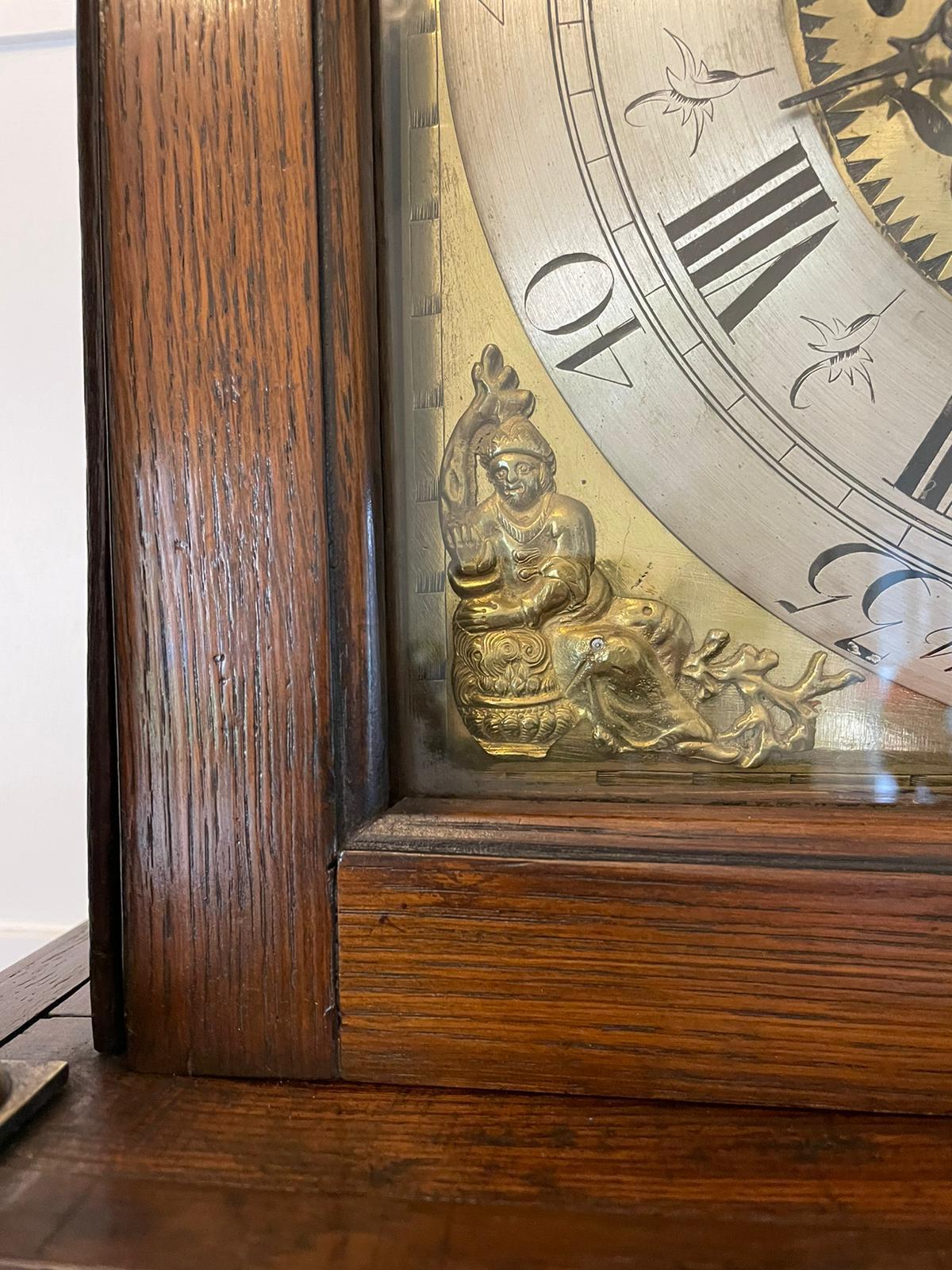 Horloge de parquet ancienne en chêne à face en laiton de qualité George III par William Lister en vente 3
