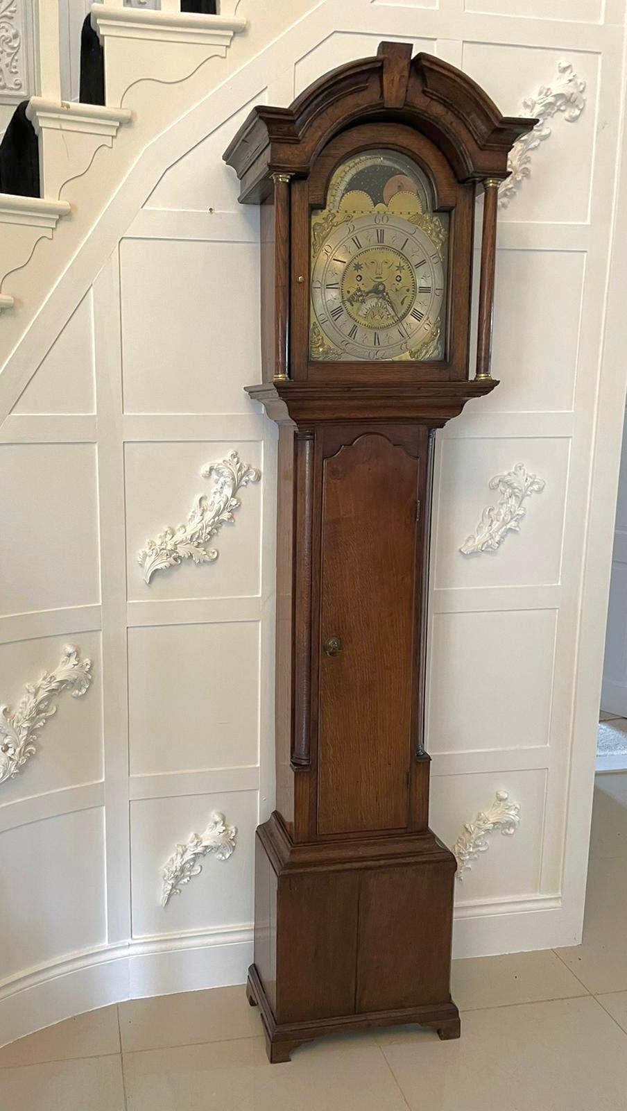 Anglais Horloge de parquet ancienne en chêne à face en laiton de qualité George III par William Lister en vente