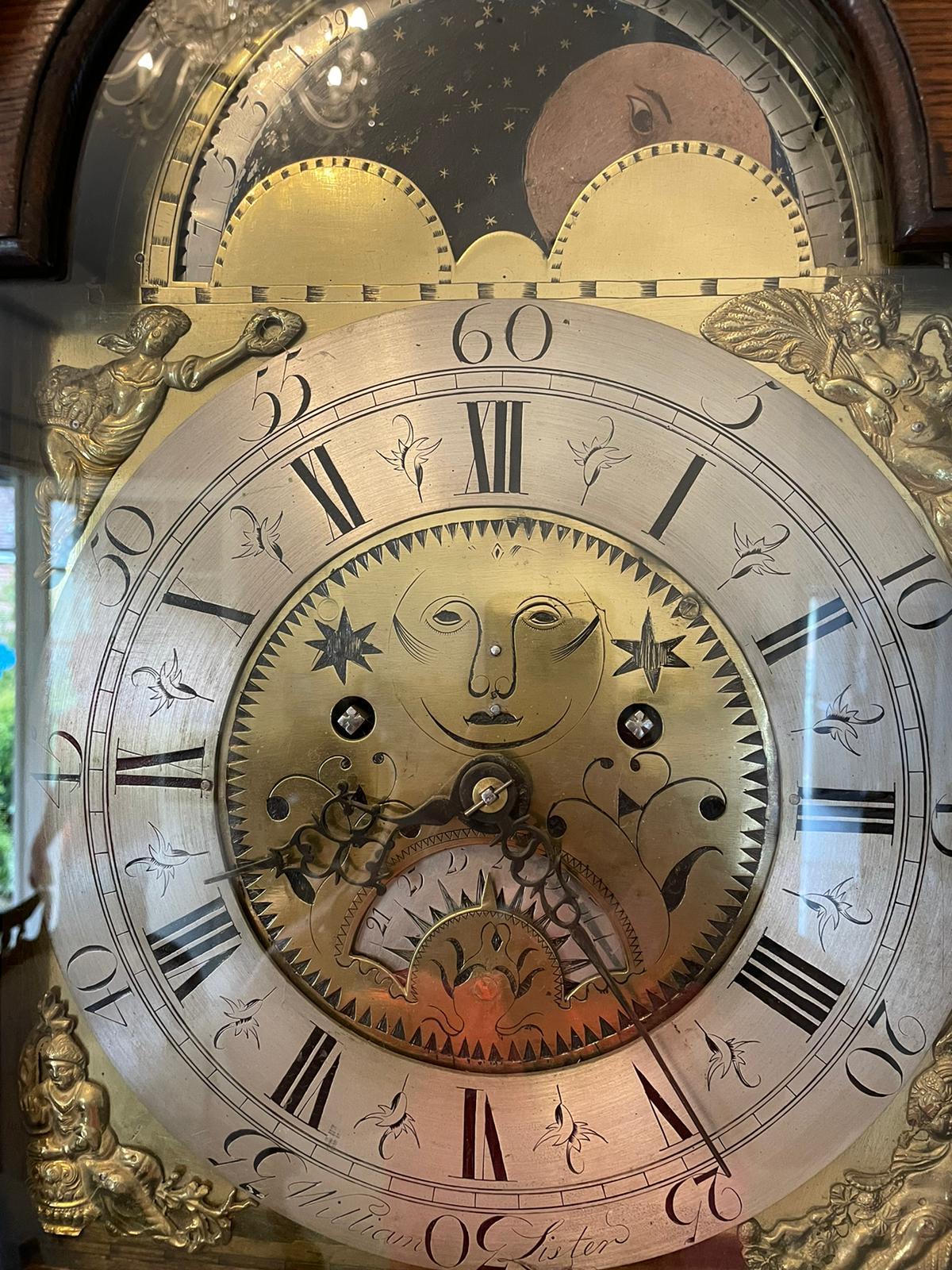 Laiton Horloge de parquet ancienne en chêne à face en laiton de qualité George III par William Lister en vente