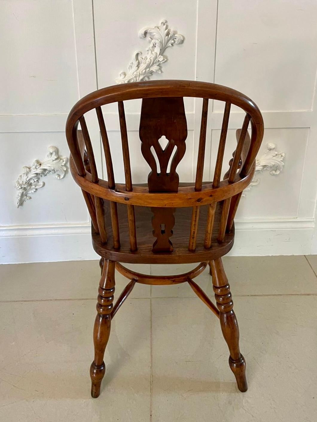 Ancienne chaise Windsor d'enfant en bois d'if de qualité George III avec dossier en bois d'if et arceau, assise en orme reposant sur des pieds tournés en bois d'if réunis par un châssis en forme. 

Un exemple pittoresque dans un bel état