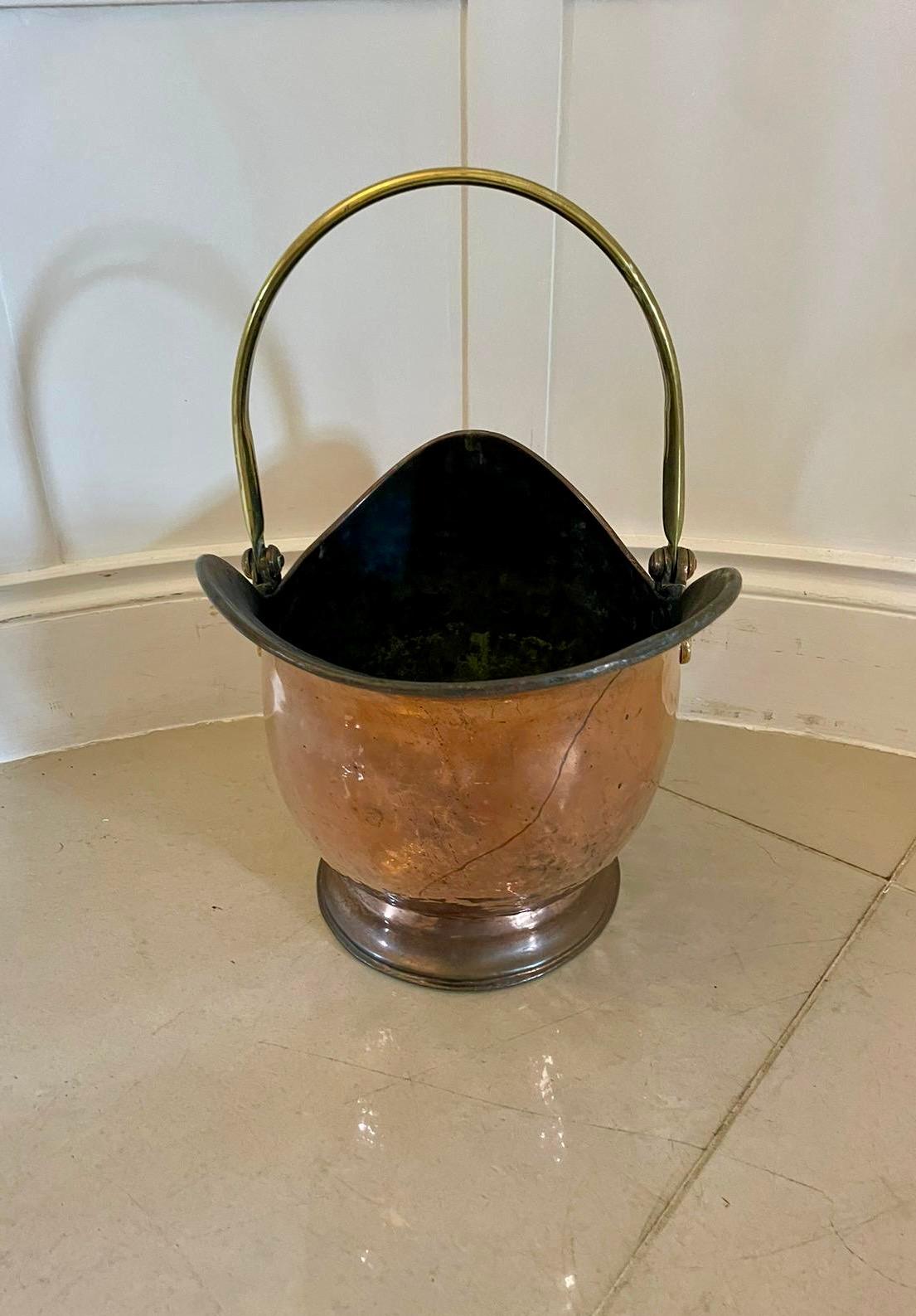 Ancien écumoire à charbon de qualité George III, en forme de casque, avec des poignées de transport en laiton, reposant sur une base circulaire.

Dimensions :
Hauteur 46 cm (18.11 in)
Largeur 42 cm (16.54 in)
Profondeur 25 cm (9.84 in)

Daté de 1800
