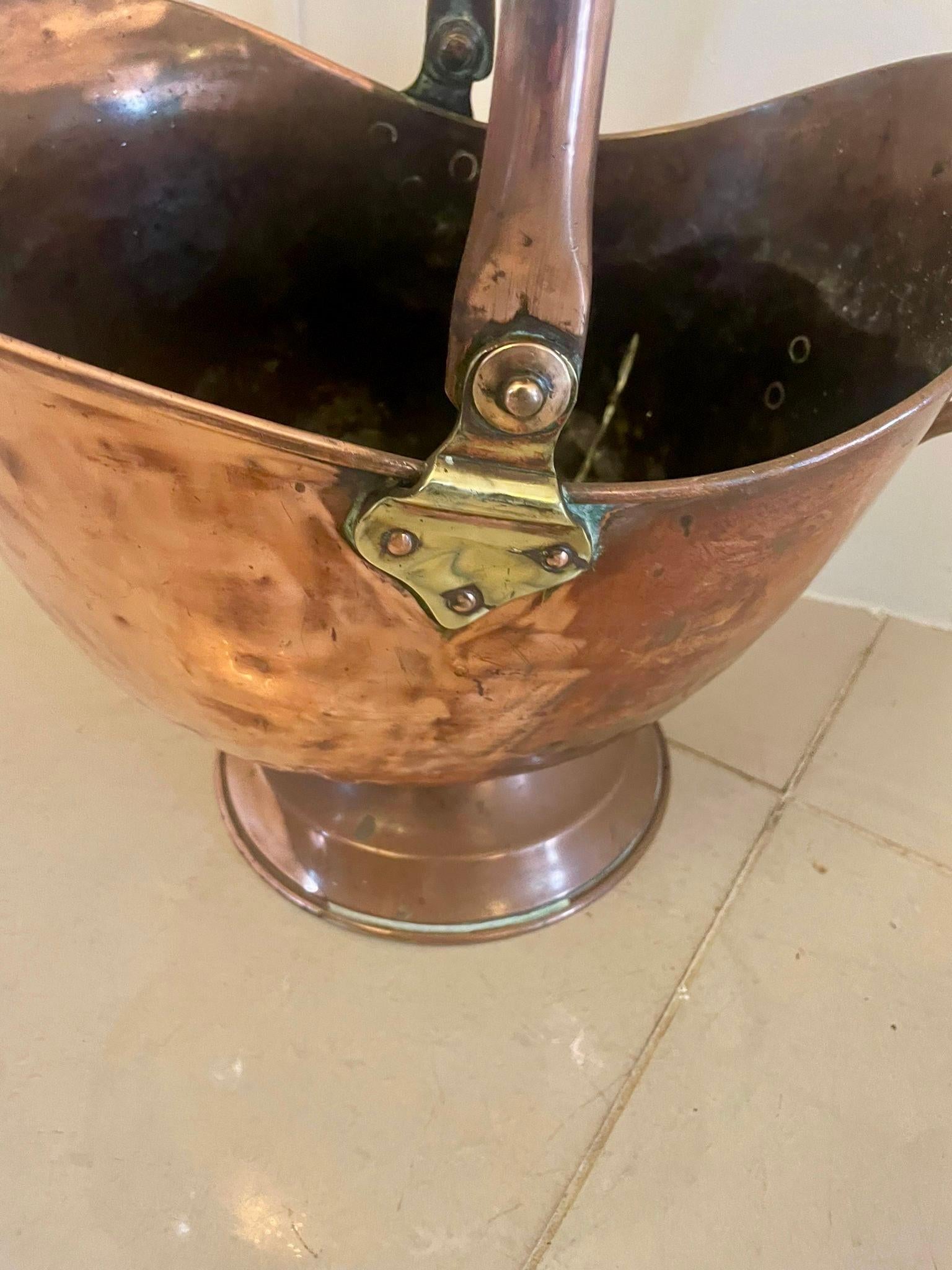 Rame Antico scuttle per carbone in rame di qualità Giorgio III in vendita