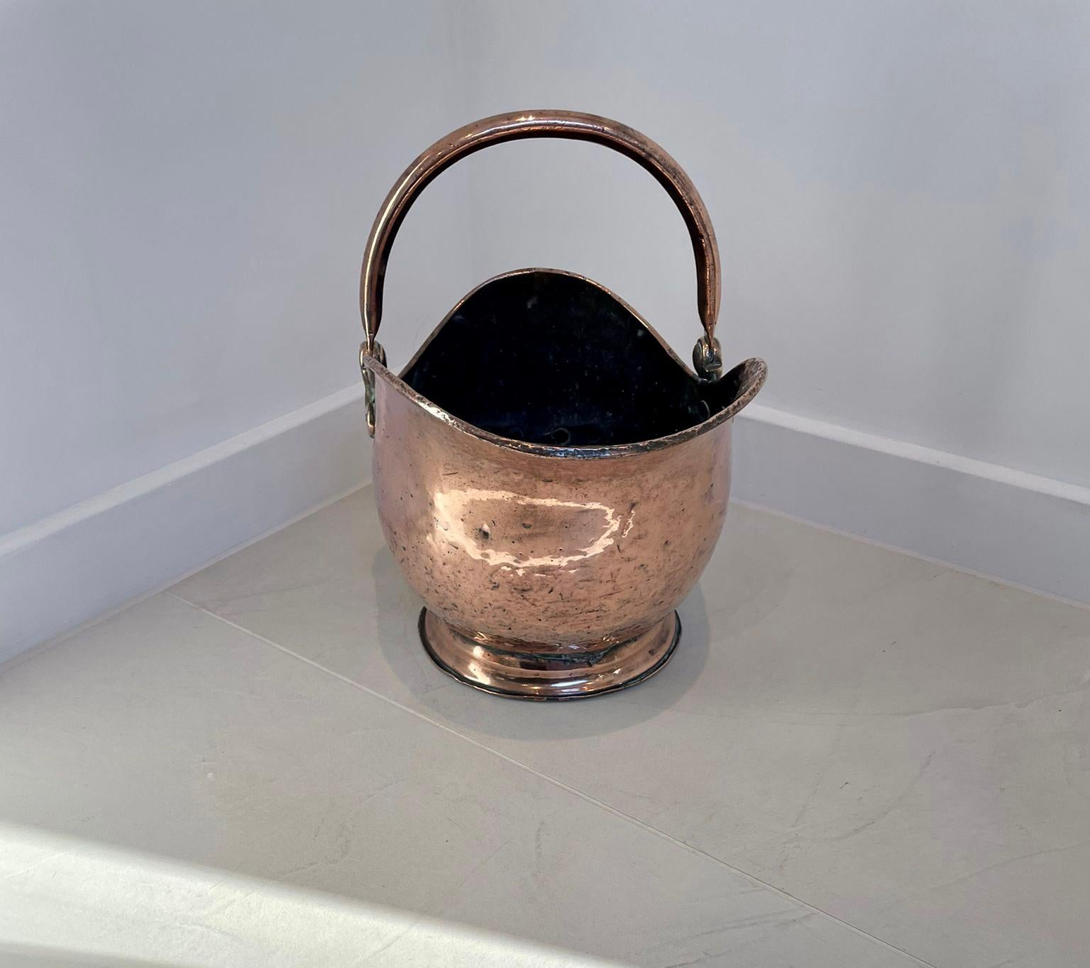 Bouteille de charbon antique en forme de casque en cuivre de qualité George III en vente 4