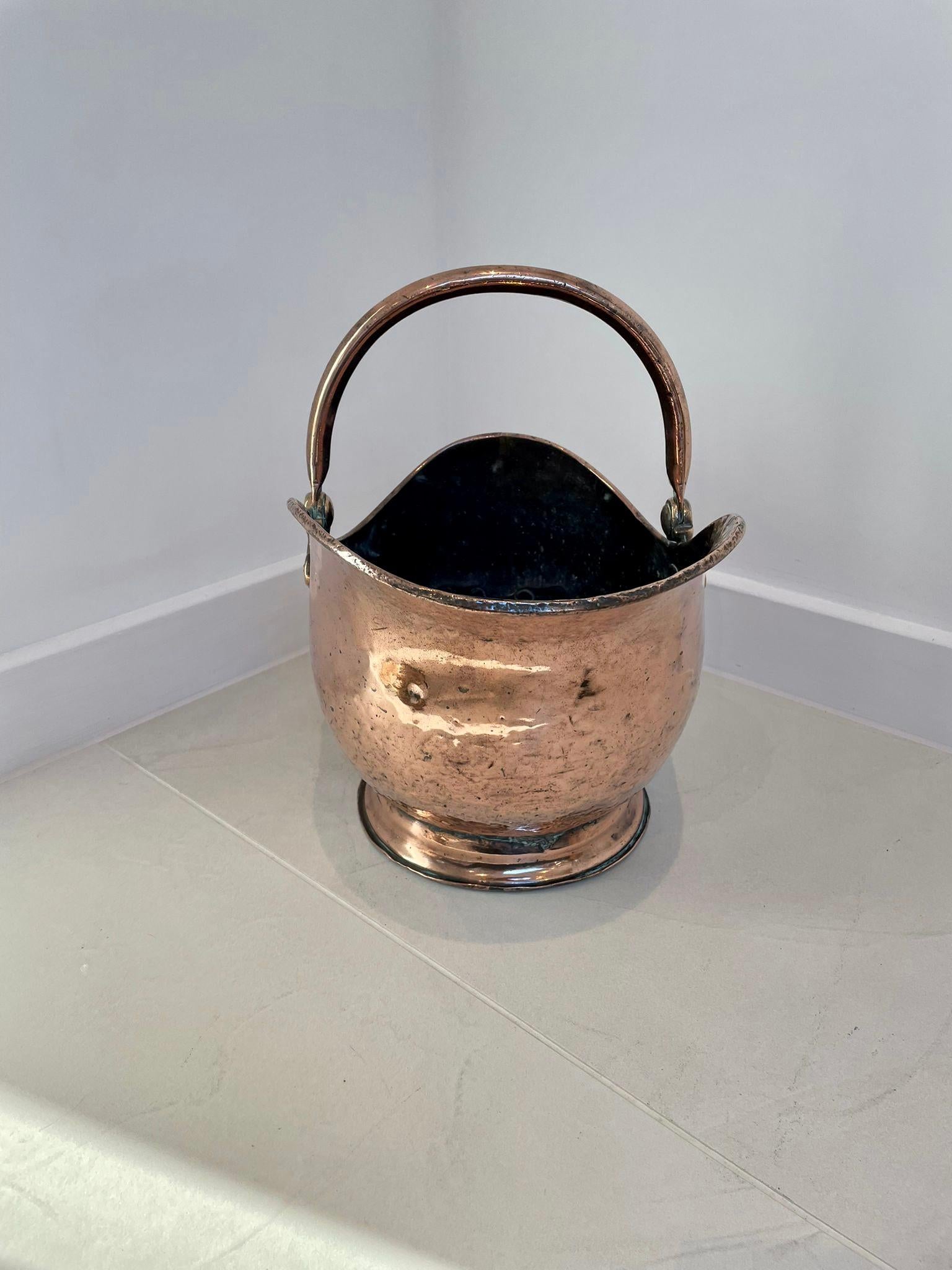 Cuivre Bouteille de charbon antique en forme de casque en cuivre de qualité George III en vente