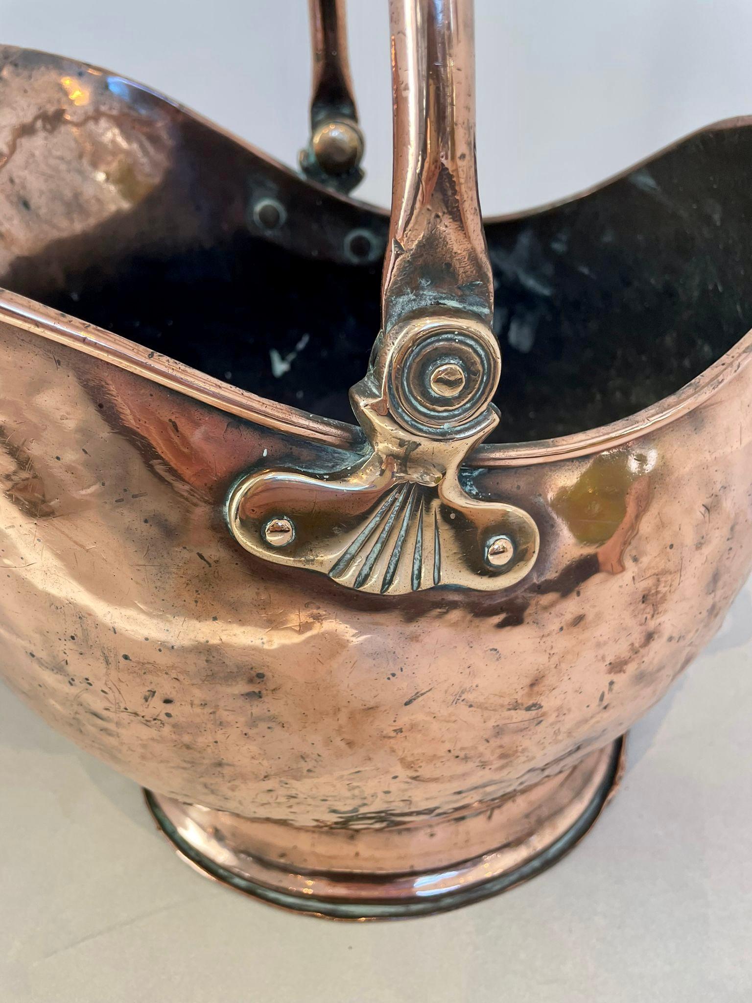 Bouteille de charbon antique en forme de casque en cuivre de qualité George III en vente 3