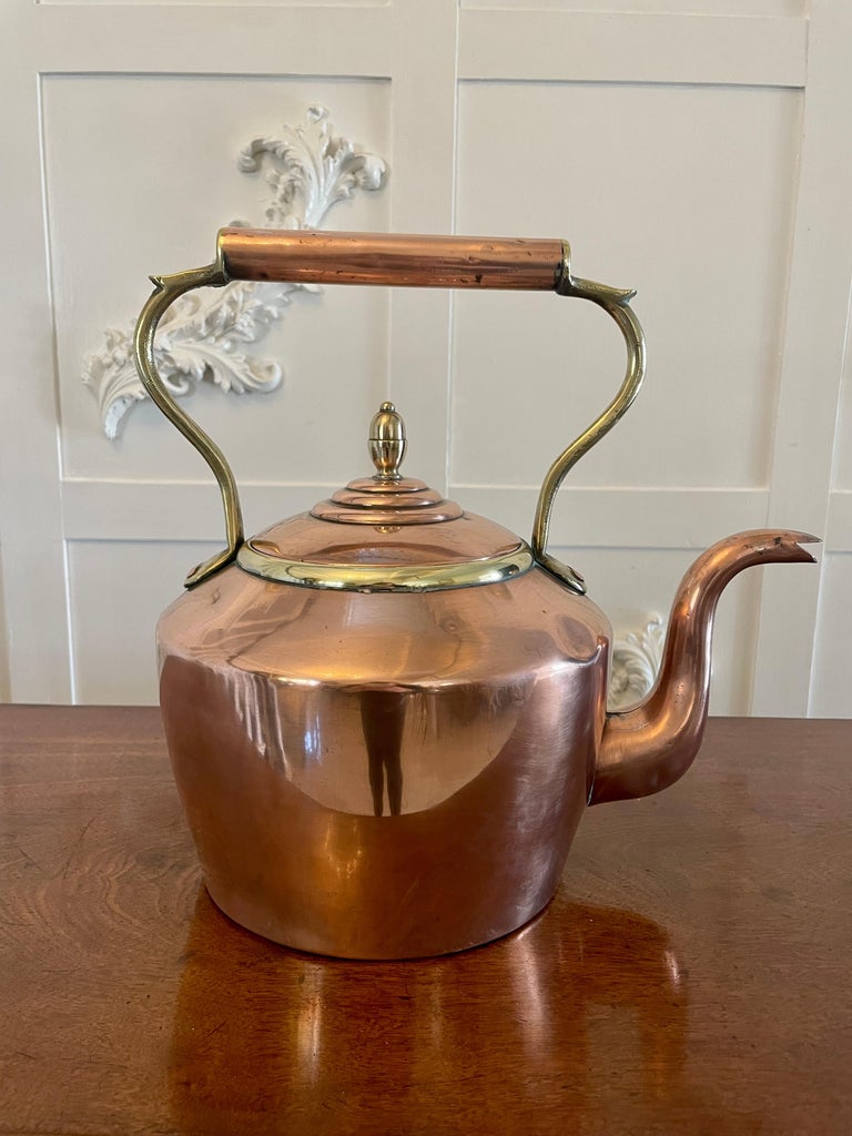 Antique George III quality copper kettle having a quality antique George III copper kettle with a shaped handle and spout lift of lid 

Measures: H 31 x W 31 X 21 cm
Date 1800.
  