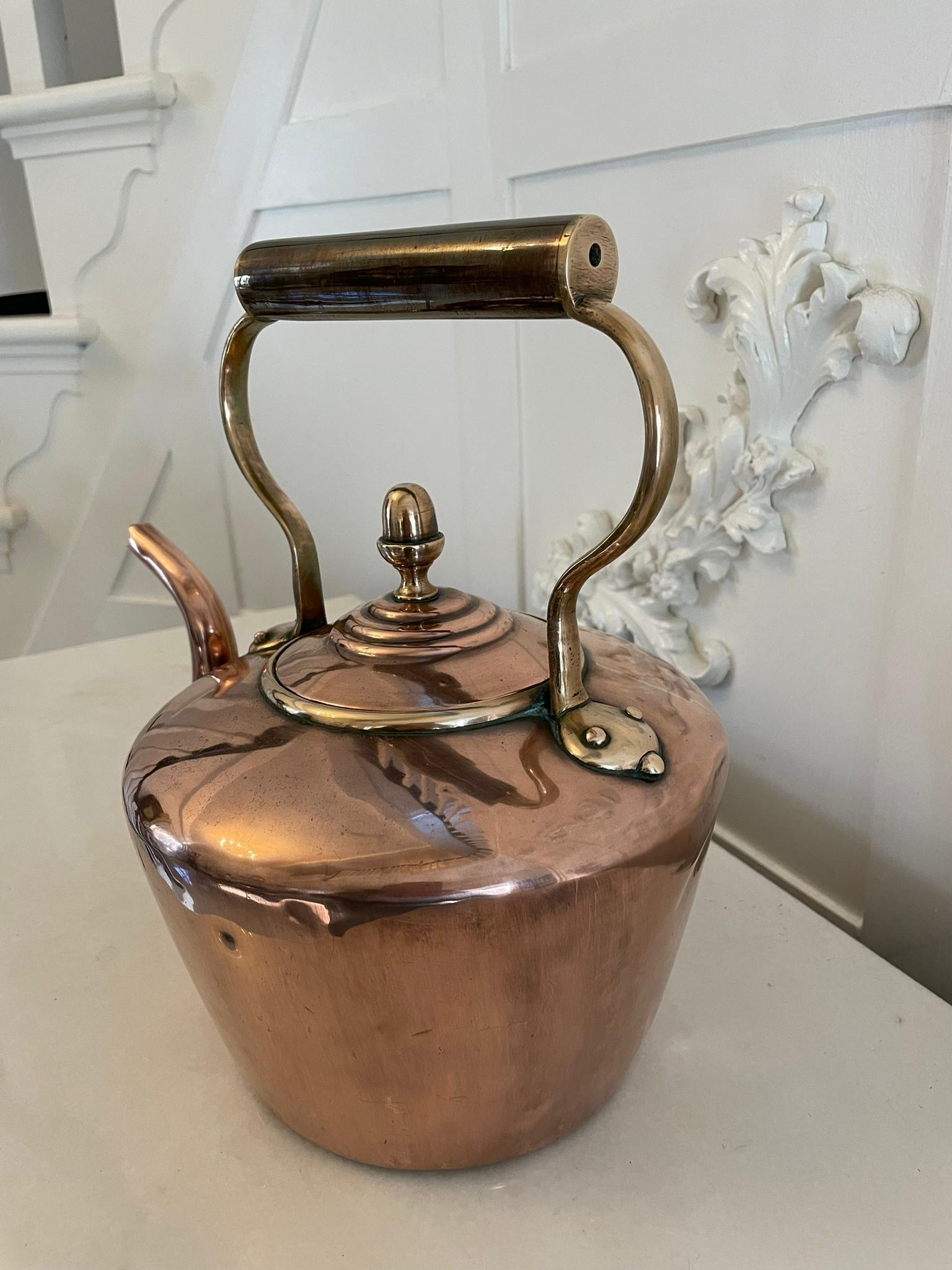 Antique George III quality copper kettle having a quality antique George III copper kettle with a shaped handle and spout with a lift off lid. 

Measures: H 28.5 x W 26 x D 22cm
Date 1800
 