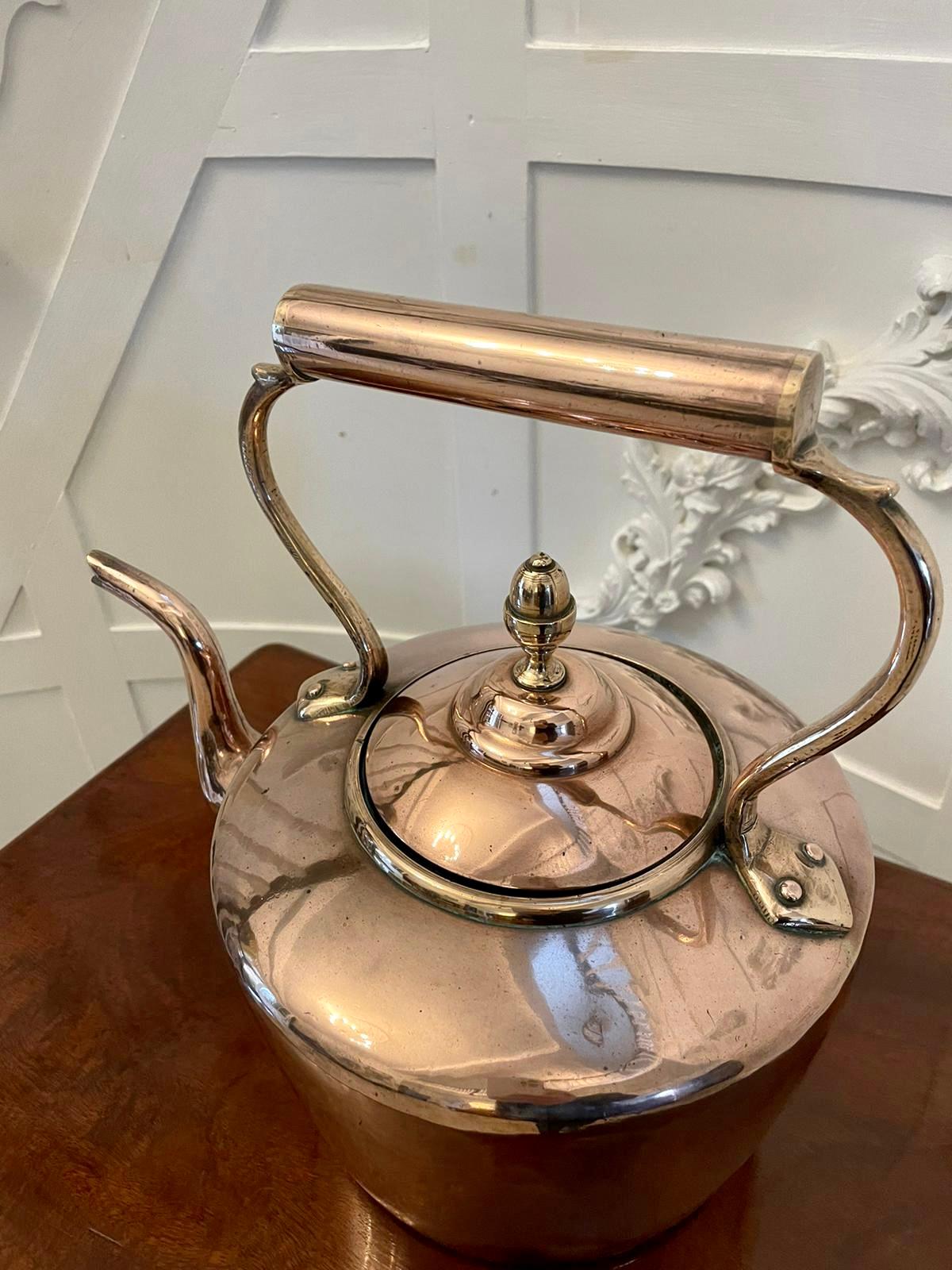 Antique George III quality copper kettle having a quality shaped handle and spout and lift off lid.

In lovely original condition. 

Measures: H 33cm x W 33cm x D 25cm
Date 1800
 