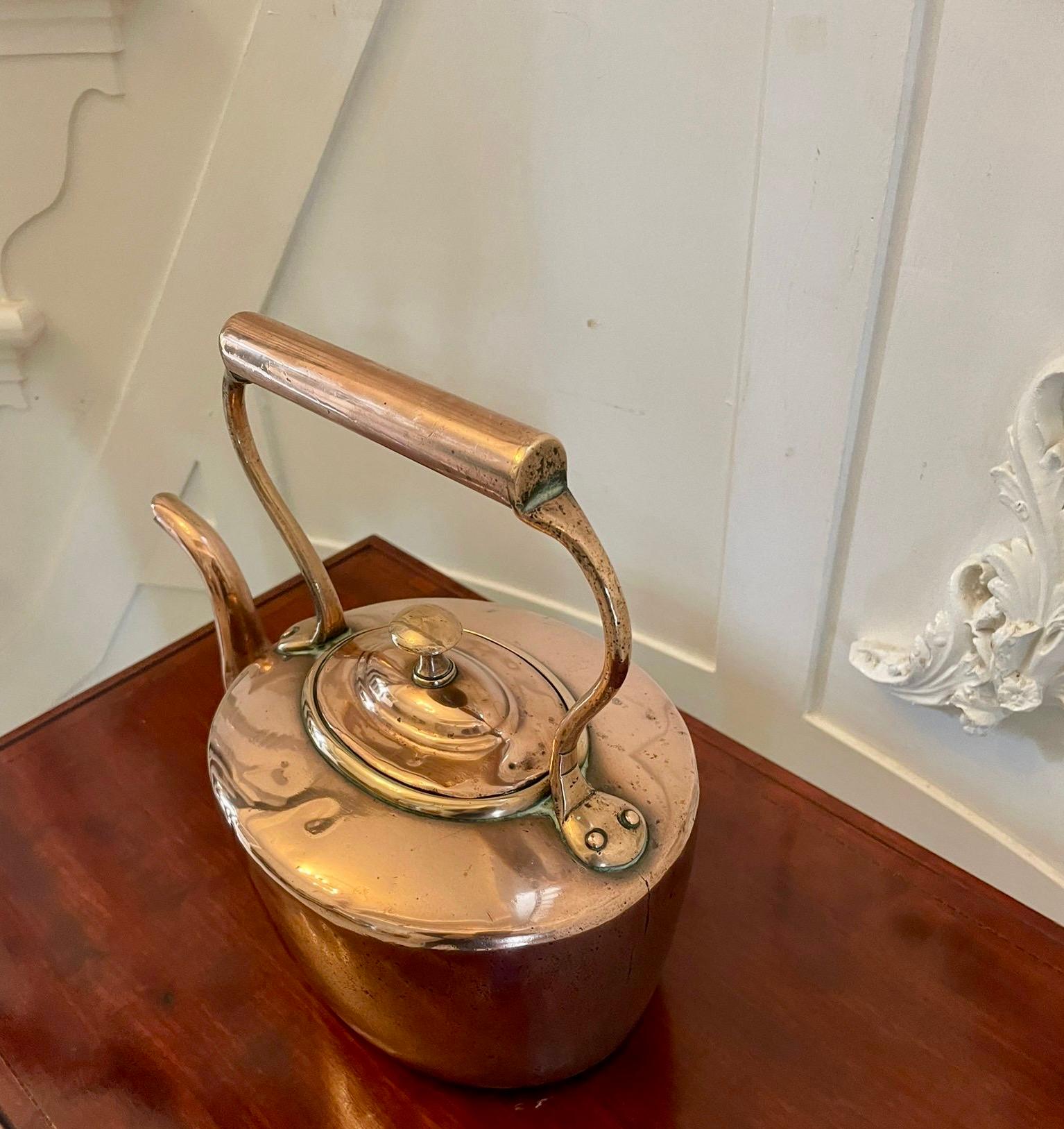 Antigua tetera de cobre de calidad Jorge III de forma ovalada con asa y pitorro perfilados 


Dimensiones:
Altura 24 cm
Anchura 26 cm
Profundidad 16 cm


Fechado en 1800
