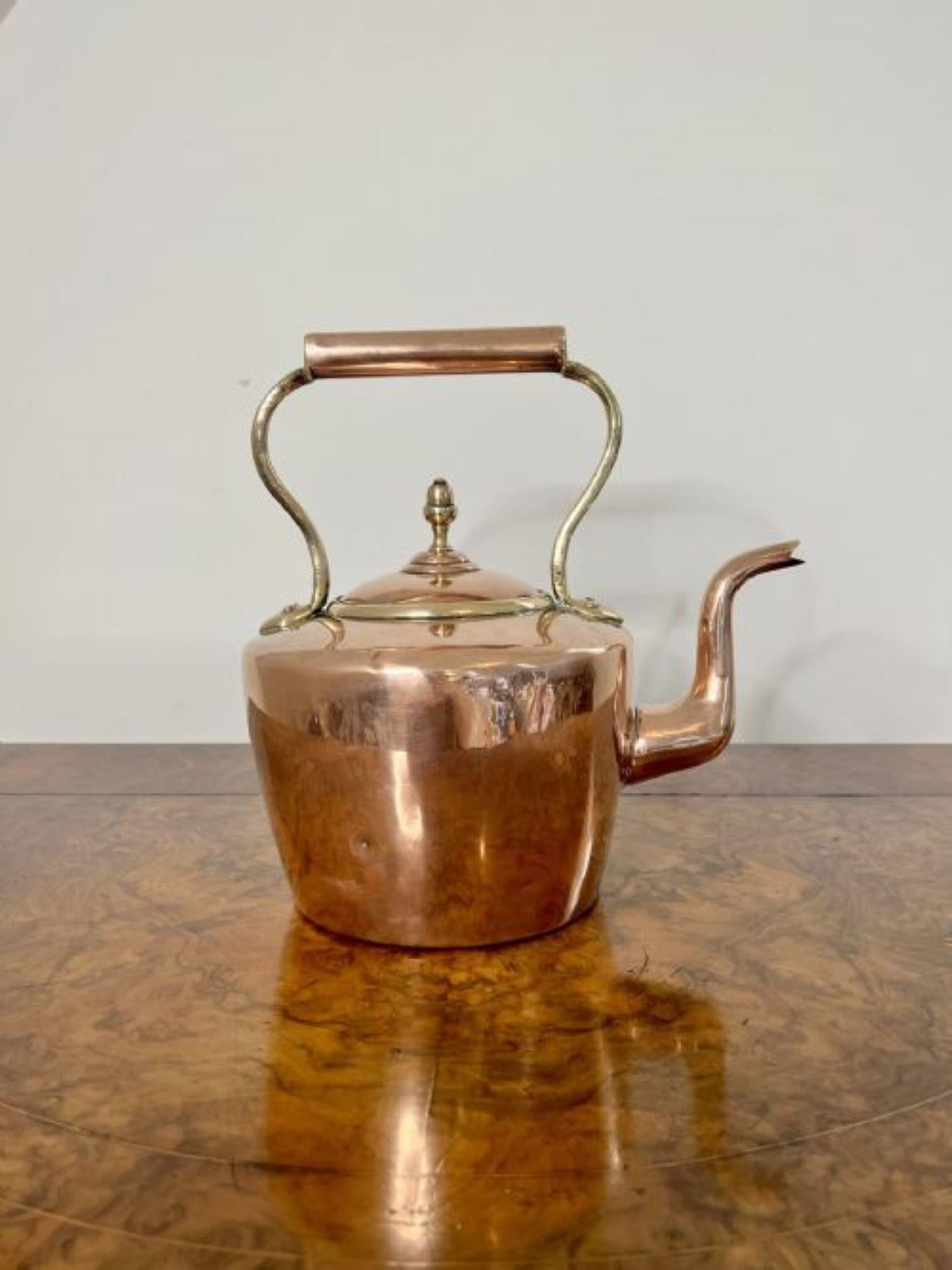 Antique George III quality copper kettle having a quality copper kettle with a removable lid with the original brass knob, having a shaped handle and spout.