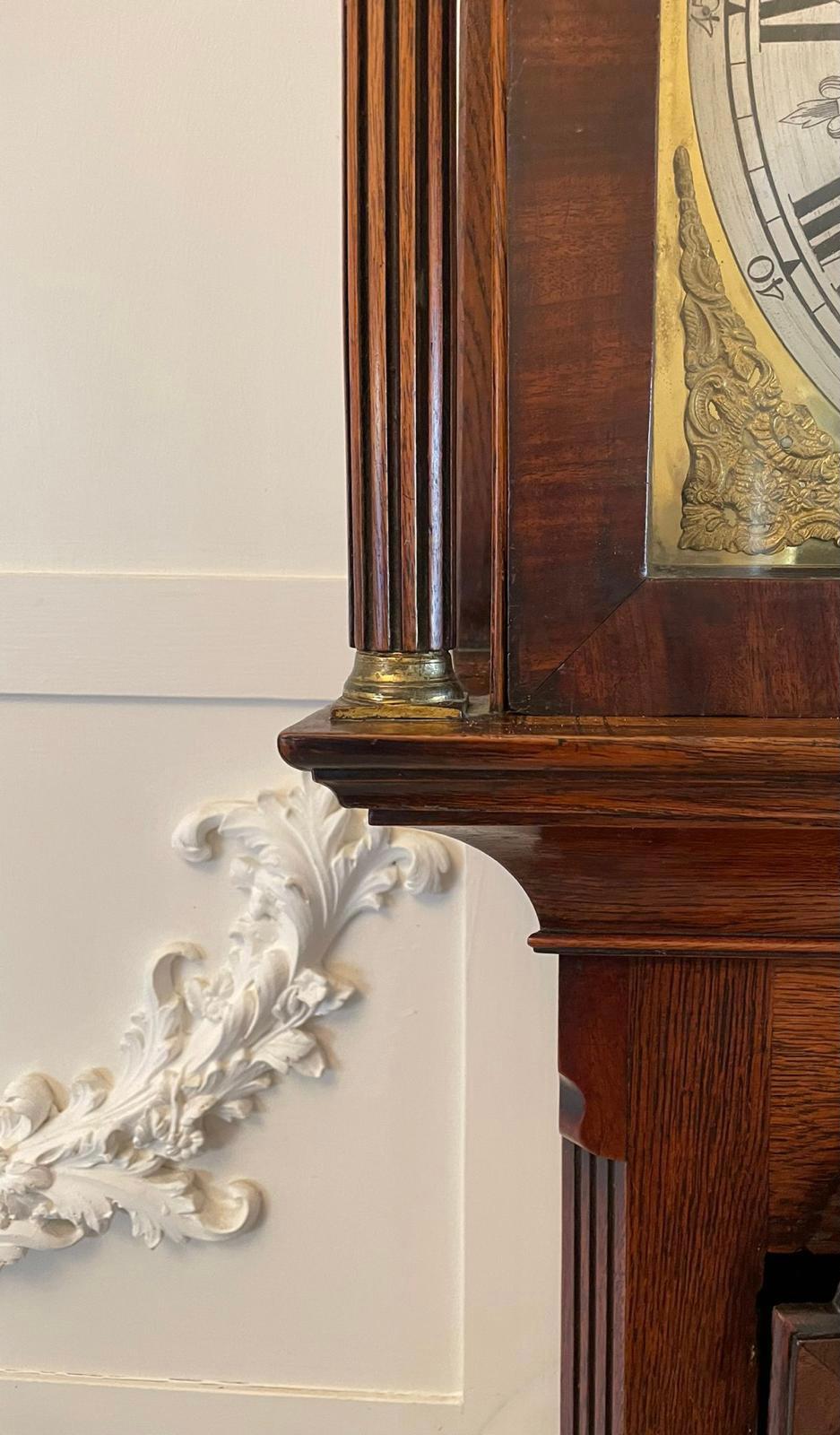 Antike George III Qualität Acht-Tage-Gehäuseuhr aus Eichenholz mit Messingfront im Zustand „Gut“ im Angebot in Suffolk, GB