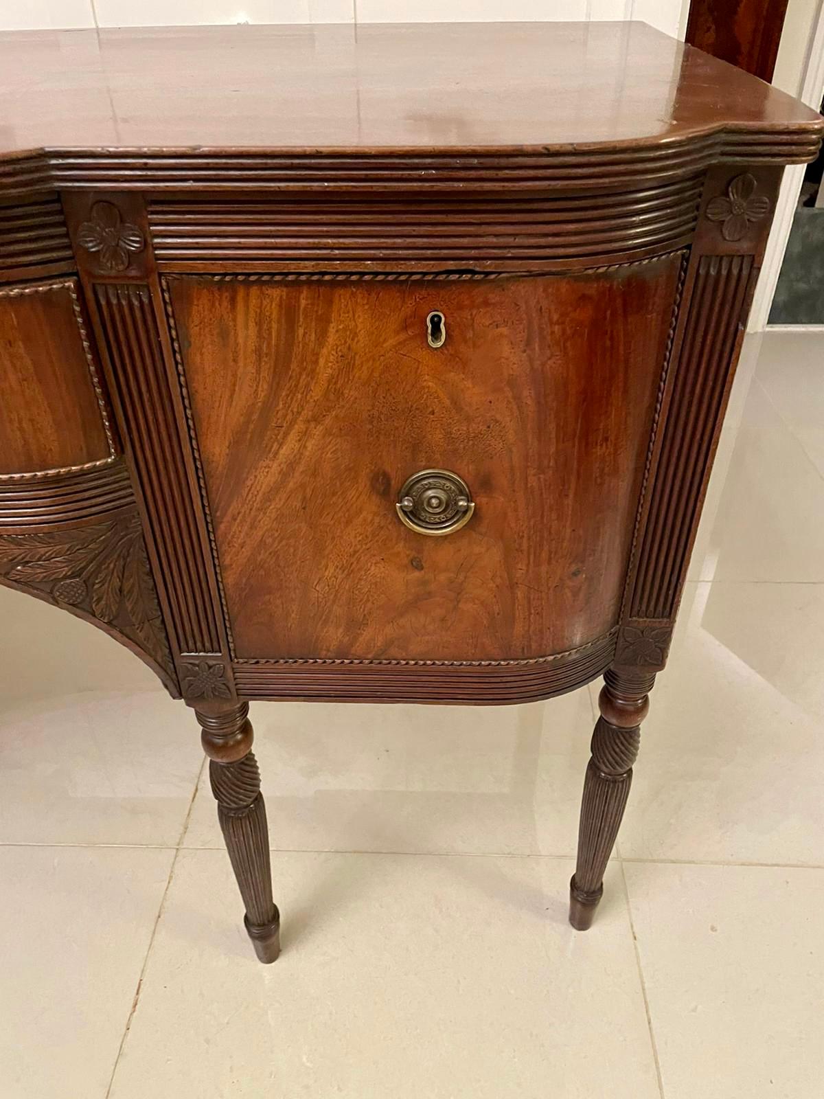 Antiguo Aparador de Caoba Figurada de Calidad Jorge III en venta 4
