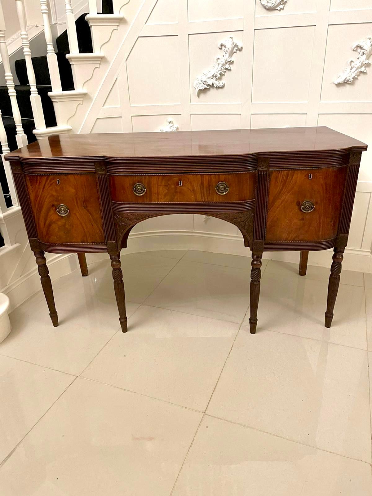 Antiguo Aparador de Caoba Figurada de Calidad Jorge III en venta 6