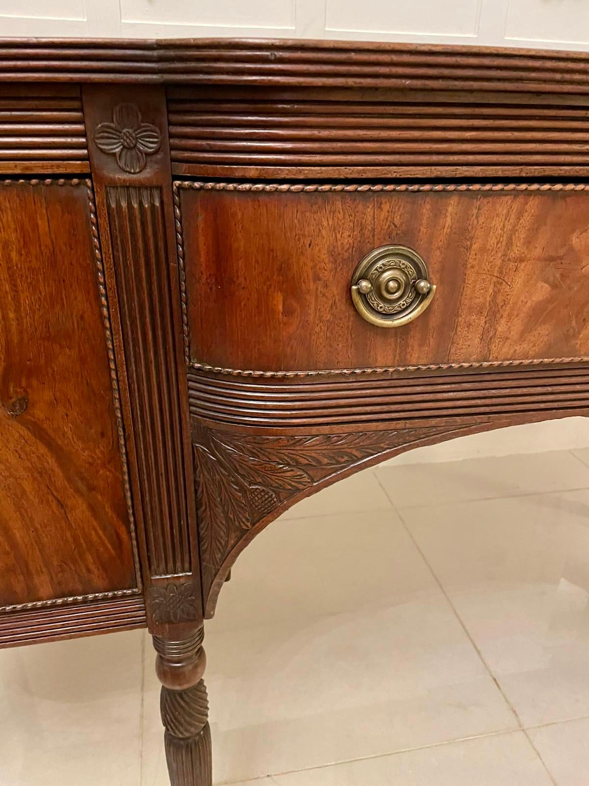 Antiguo Aparador de Caoba Figurada de Calidad Jorge III en venta 7