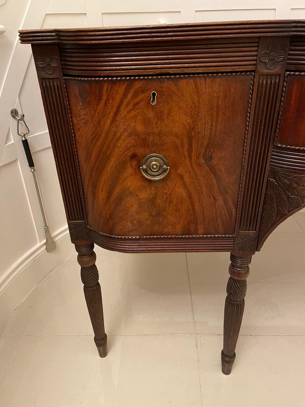 Antiguo Aparador de Caoba Figurada de Calidad Jorge III en venta 11