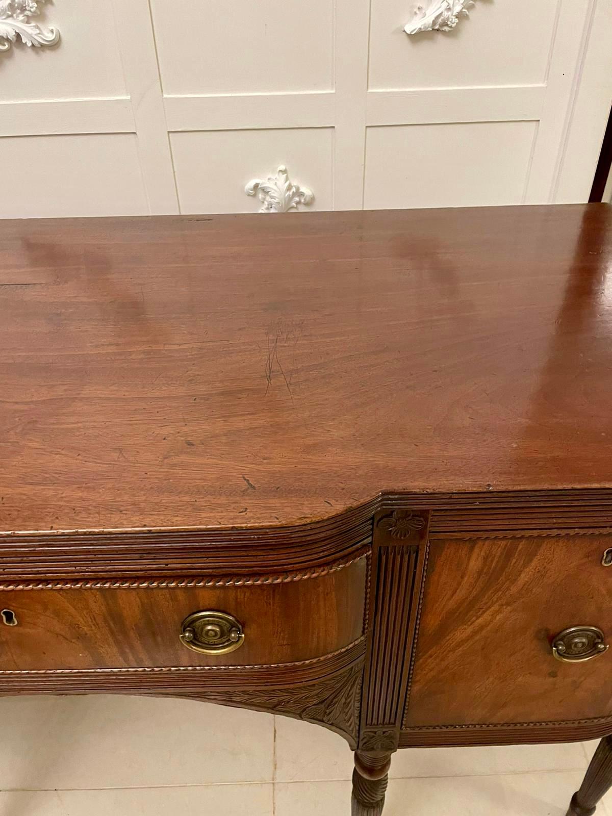 Antiguo Aparador de Caoba Figurada de Calidad Jorge III en venta 2