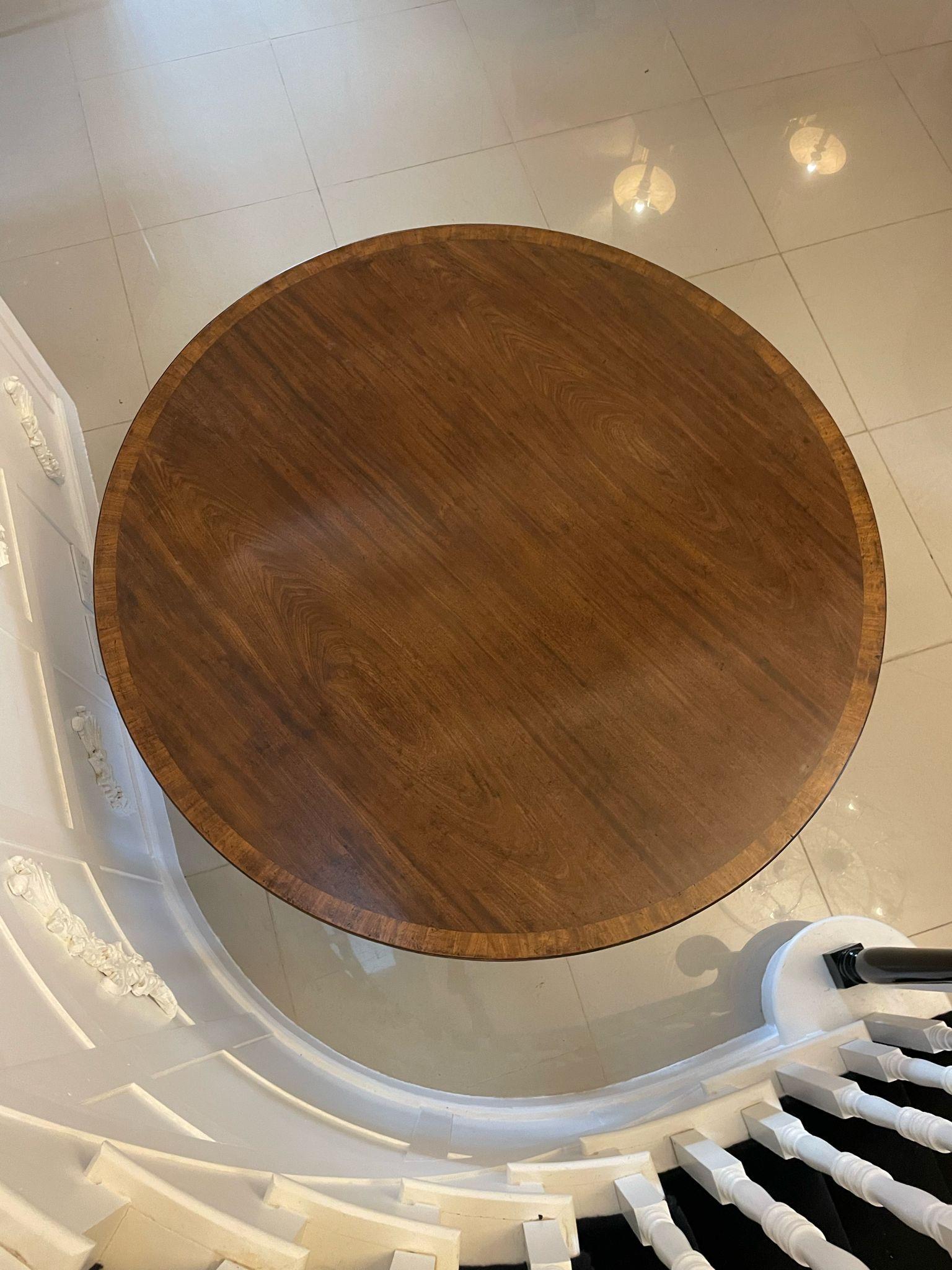 Anglais Ancienne table à manger circulaire en acajou figuré de qualité George III  en vente
