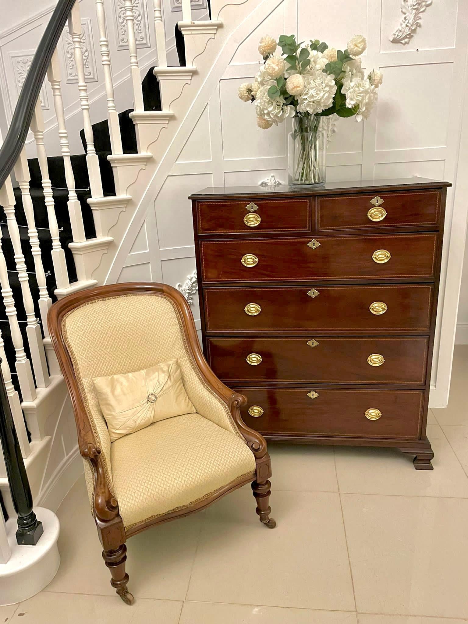 Antique George III quality figured mahogany inlaid chest of six drawers having a quality figured mahogany rectangular shaped top with a carved edge above two short and four long figured mahogany cockbeaded drawers with satinwood inlay, oval brass