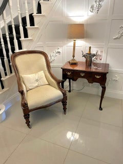 Mesa baja / auxiliar antigua de caoba labrada de calidad Jorge III