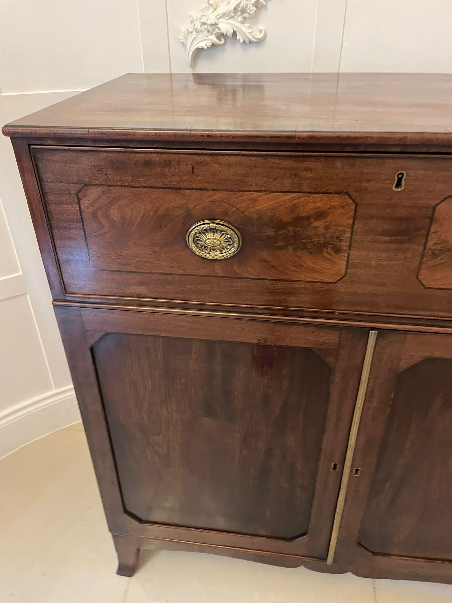 Antique George III quality figured mahogany secretaire desk/cabinet having a quality figured mahogany crossbanded top with a moulded edge above a secretaire drawer with original brass handles opening to reveal a fitted interior consisting of nine