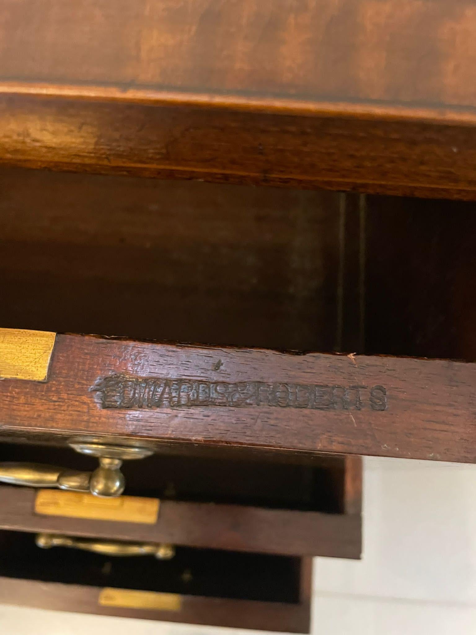 Antiguo escritorio/armario de caoba figurada de calidad Jorge III siglo XIX en venta