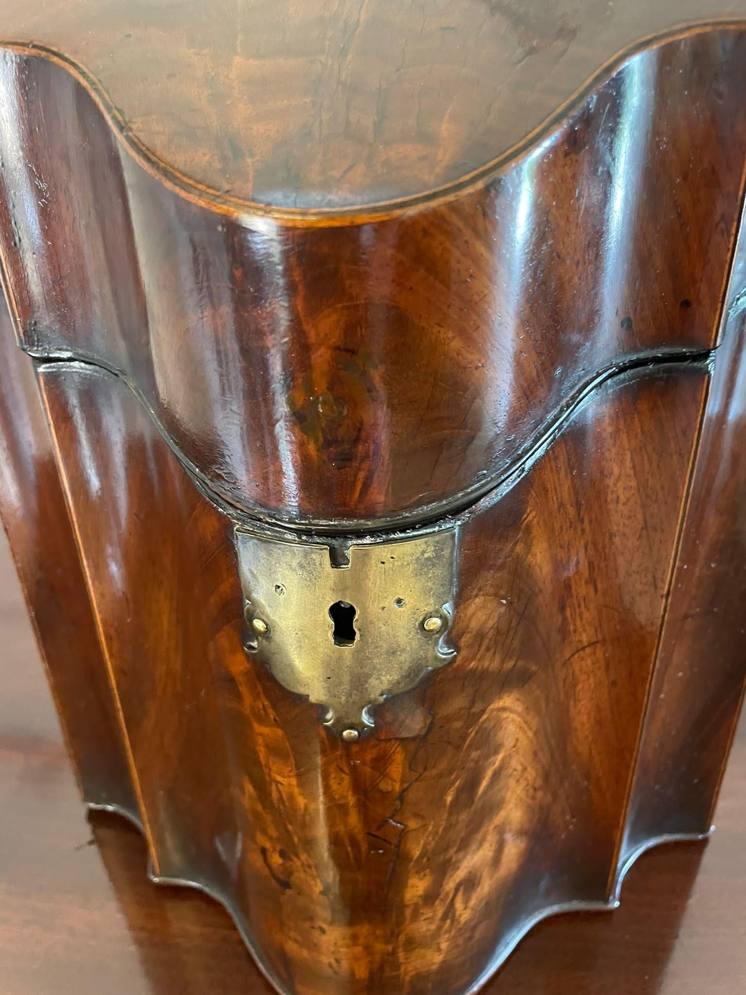 Antigua caja de almacenaje de caoba labrada de calidad Jorge III con forma de serpentina y tapa elevable de caoba labrada de calidad con bonitas incrustaciones de cuerda de madera de satén que se abre para revelar compartimentos de almacenaje