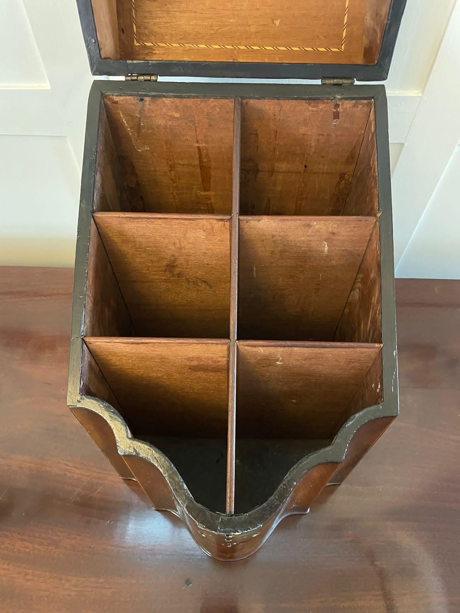 Antigua Caja de Almacenamiento de Caoba Figurada de Calidad Jorge III en Forma de Serpentina Inglés en venta