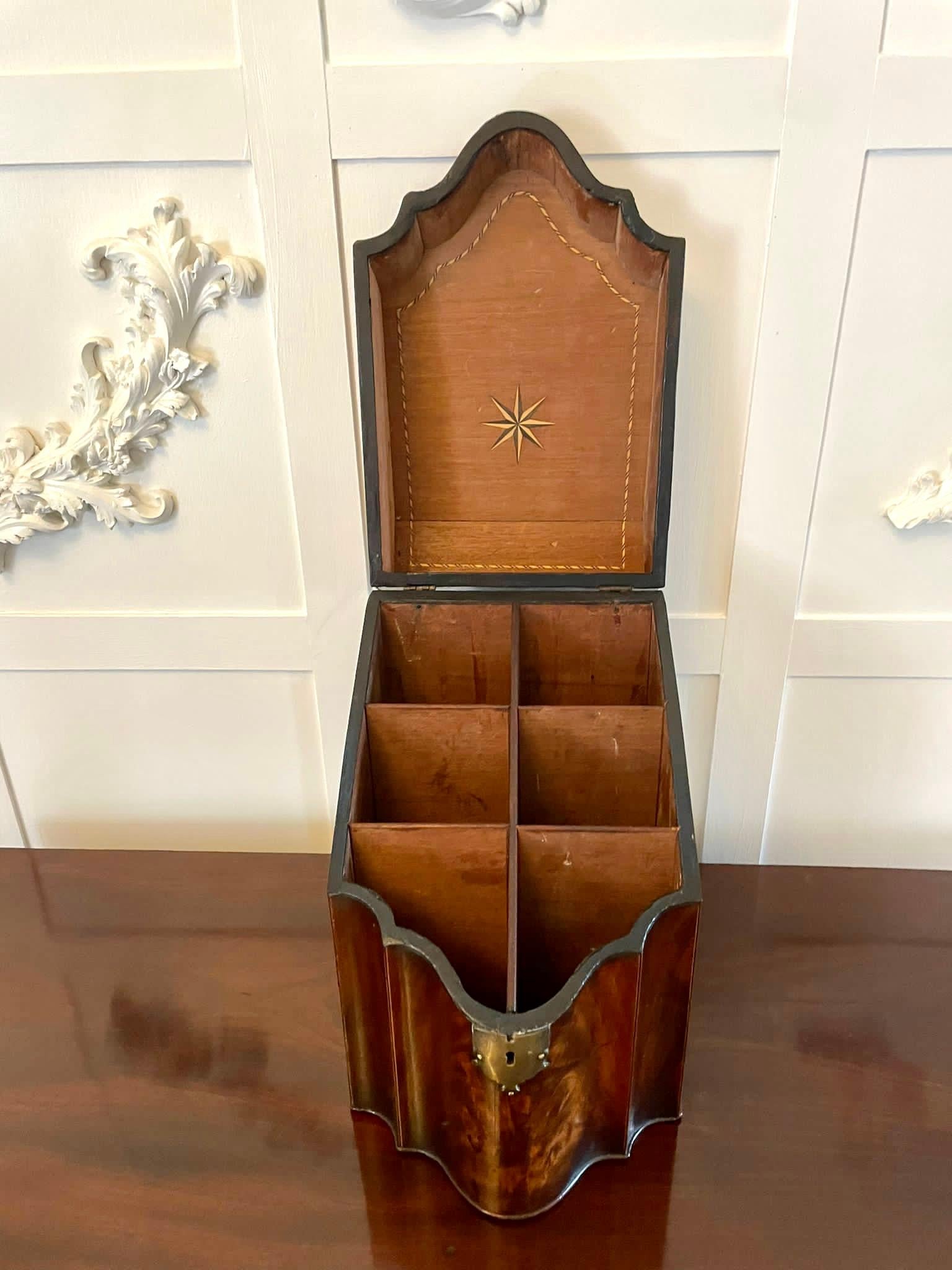Autre Boîte de rangement antique en forme de serpentine en acajou figuré de qualité George III en vente