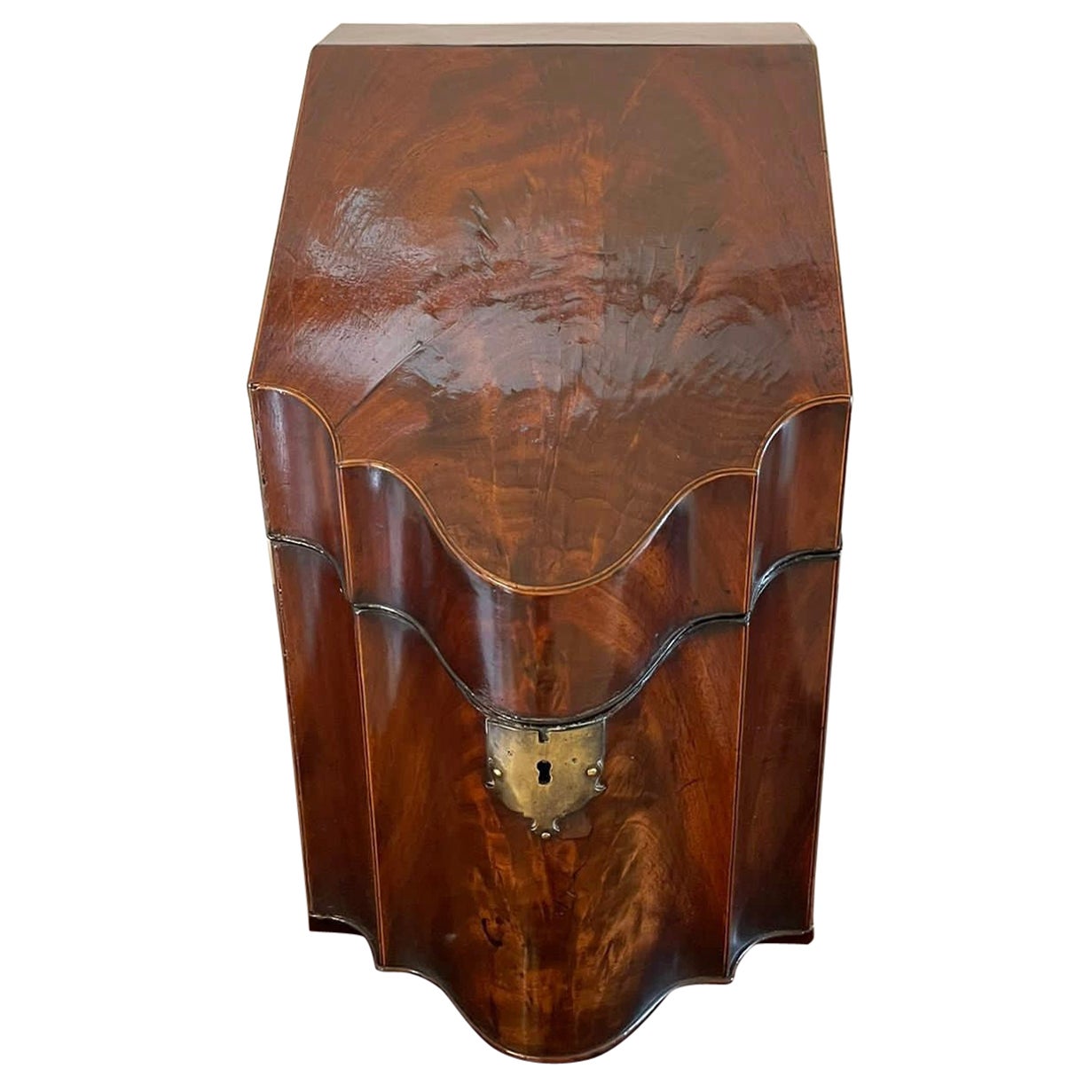 Antike Schachtel aus gemasertem Mahagoni in Serpentinenform, George III.-Qualität im Angebot
