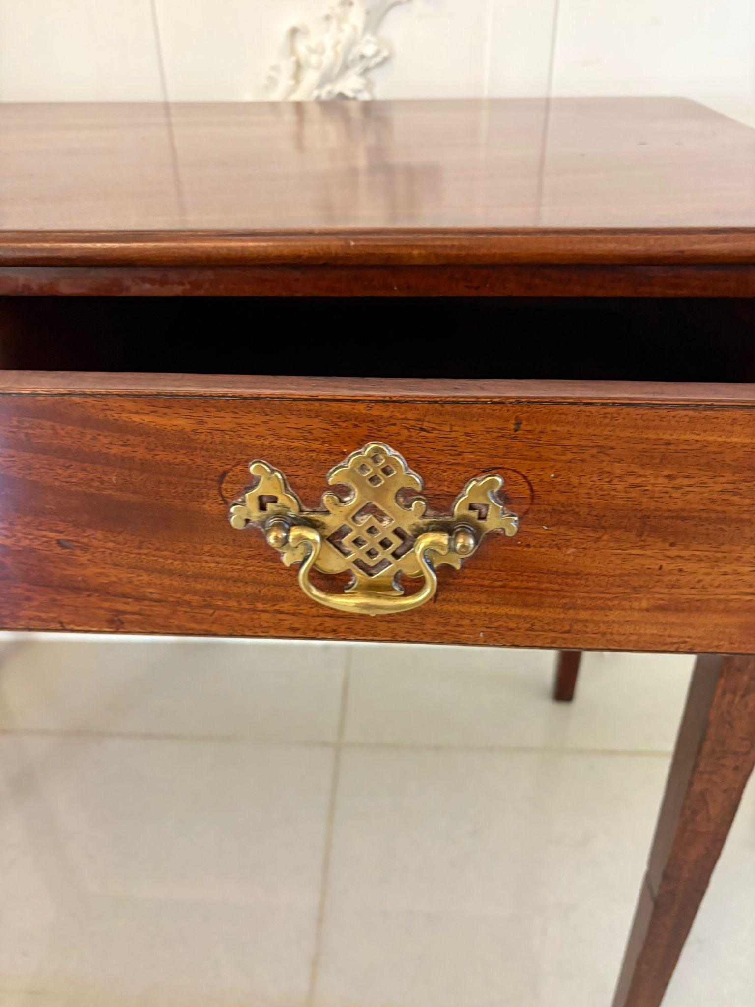 Antigua mesa auxiliar de caoba figurada de calidad Jorge III Inglés en venta