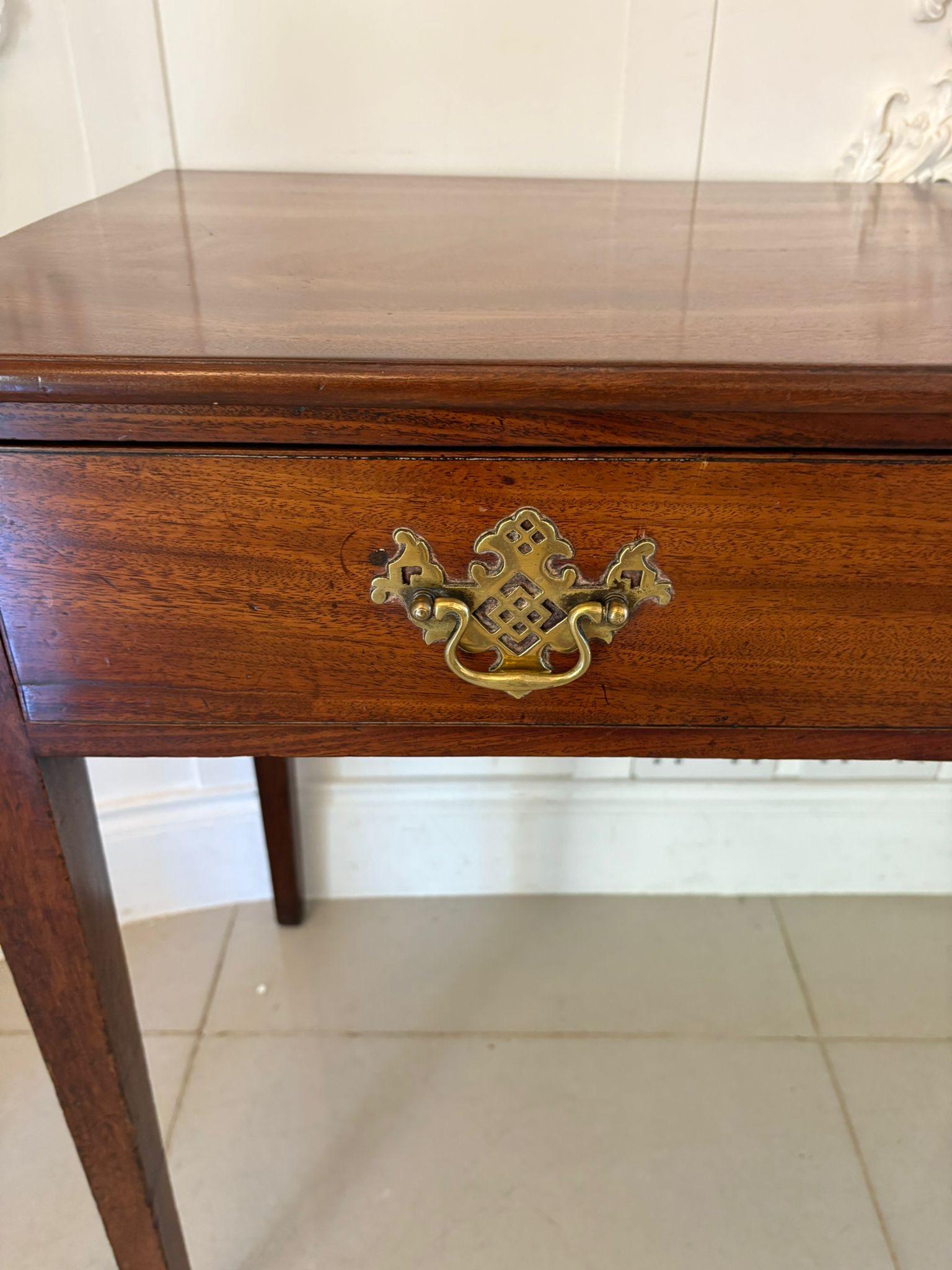 Antigua mesa auxiliar de caoba figurada de calidad Jorge III siglo XIX en venta