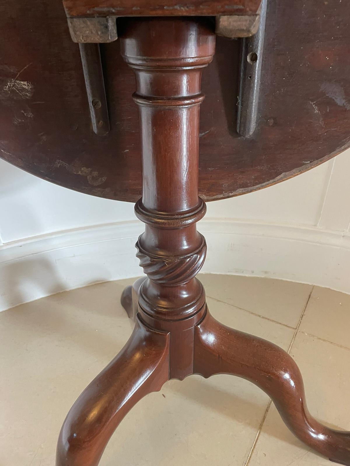 Antique George III quality mahogany bird cage tripod/lamp table having a quality mahogany circular tilt top supported by a mahogany birdcage and a turned carved tapering mahogany pedestal column standing on shaped cabriole legs with pad feet