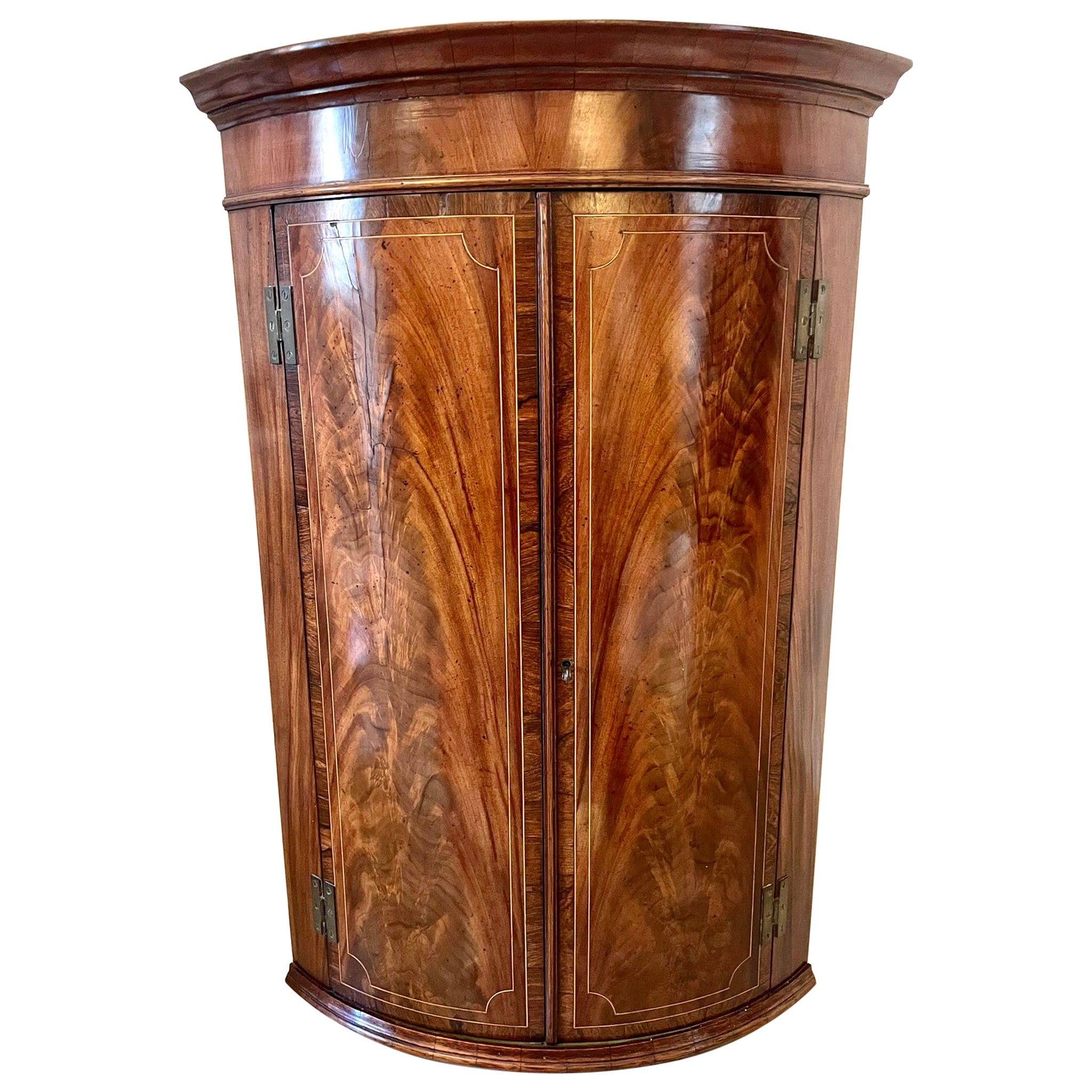 Ancienne armoire d'angle suspendue en acajou de qualité George III à façade arquée en vente