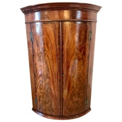 Ancienne armoire d'angle suspendue en acajou de qualité George III à façade arquée