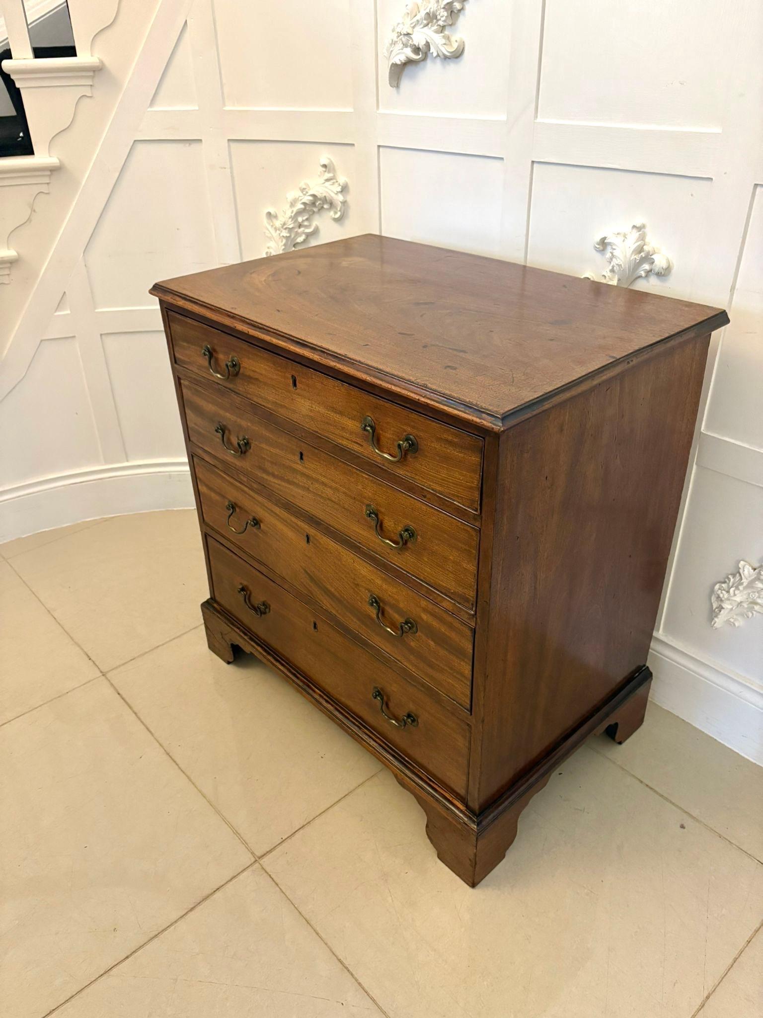 Ancienne commode à 4 tiroirs en acajou de qualité George III en vente 4
