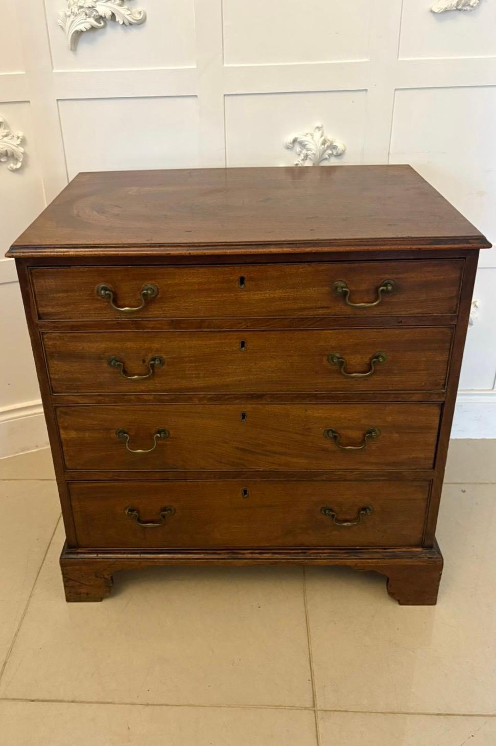 Ancienne commode à 4 tiroirs en acajou de qualité George III en vente 5