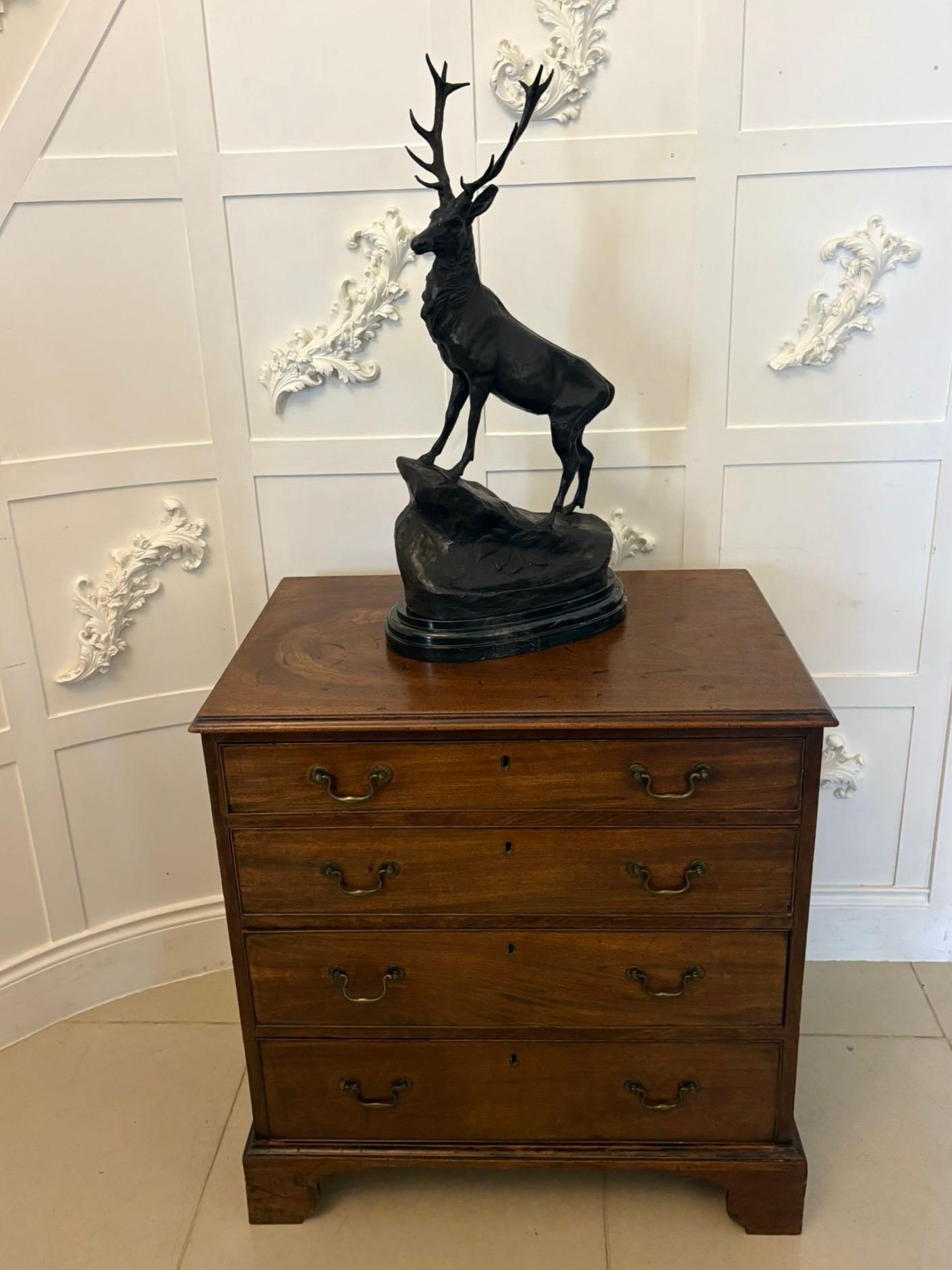 Ancienne commode à 4 tiroirs en acajou de qualité George III avec un plateau rectangulaire en acajou avec un bord mouluré au pouce au-dessus de 4 tiroirs en acajou bordés de chêne avec des poignées en col de cygne en laiton d'origine, reposant sur