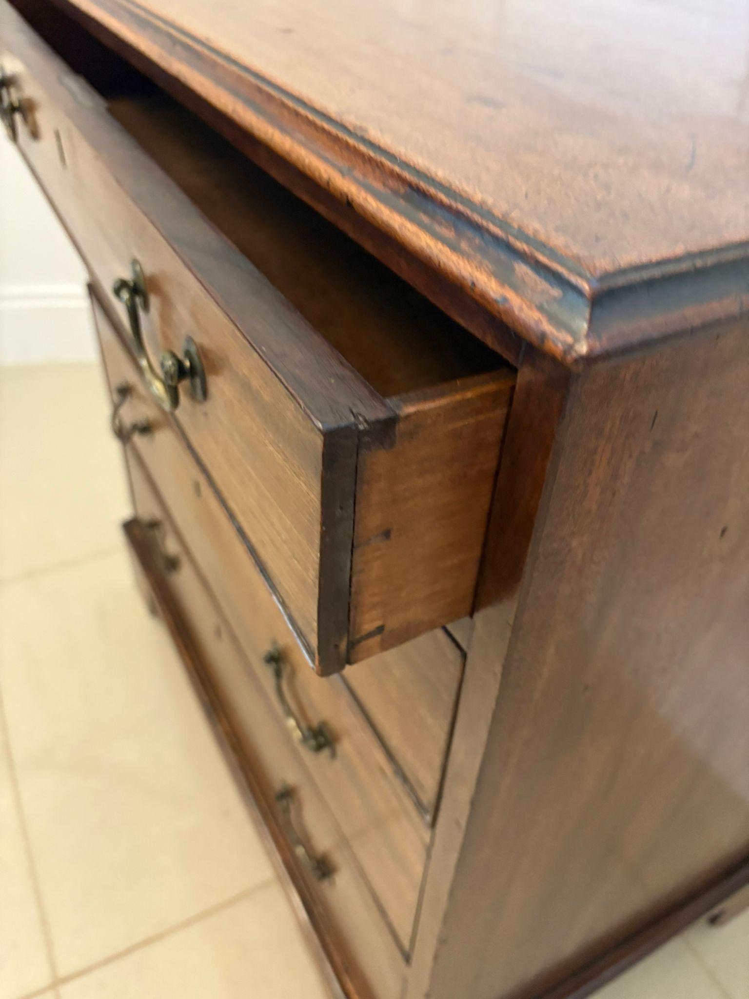Anglais Ancienne commode à 4 tiroirs en acajou de qualité George III en vente