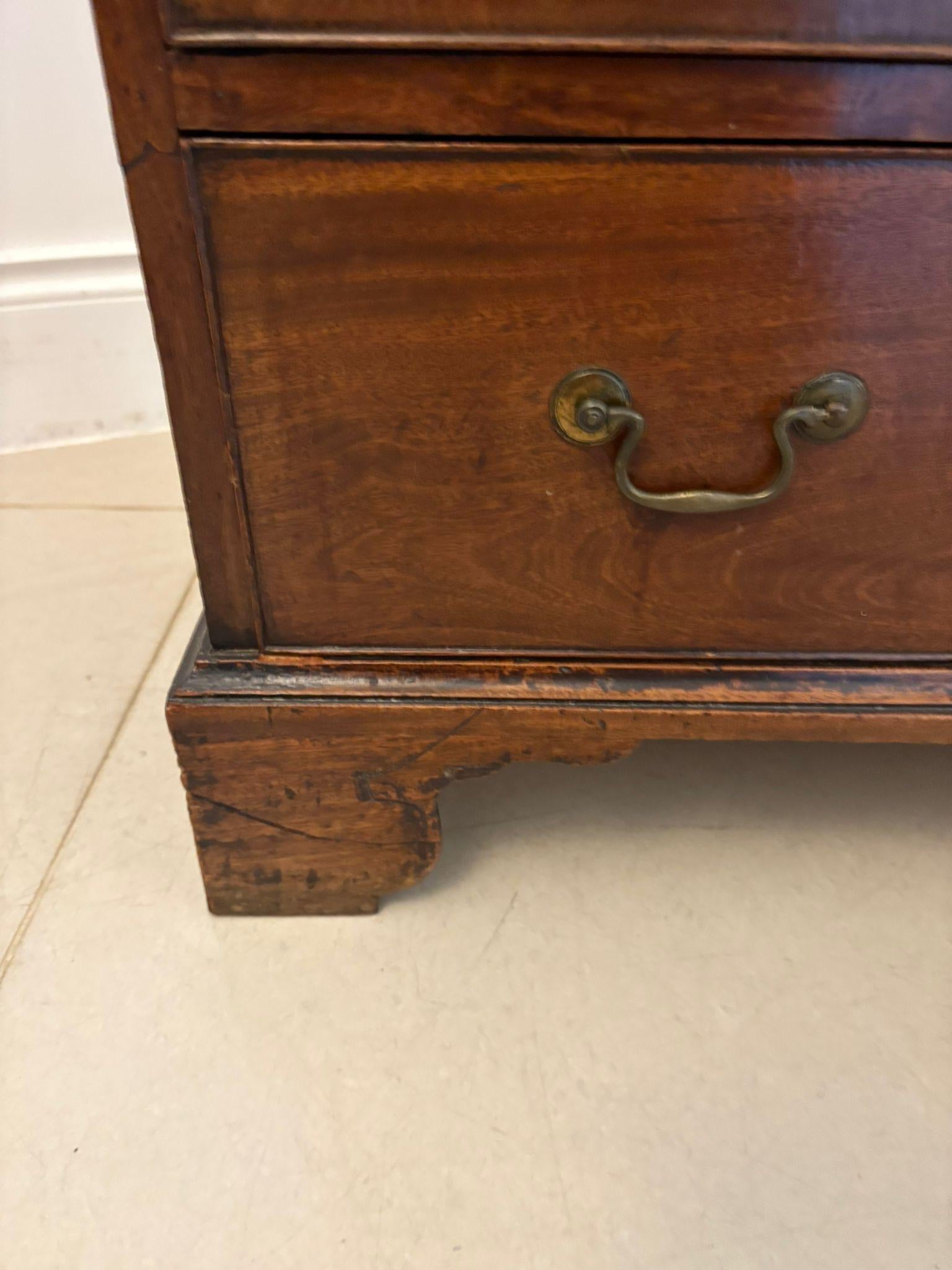 XIXe siècle Ancienne commode à 4 tiroirs en acajou de qualité George III en vente