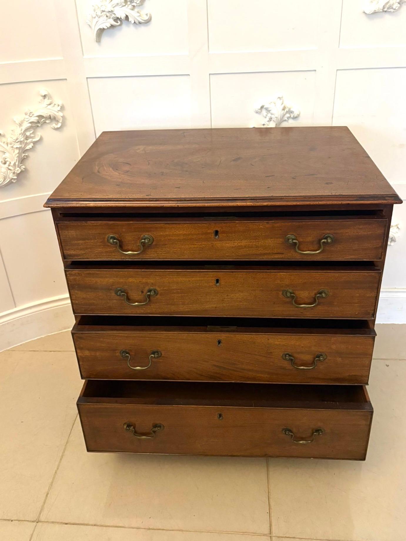 Autre Ancienne commode à 4 tiroirs en acajou de qualité George III en vente