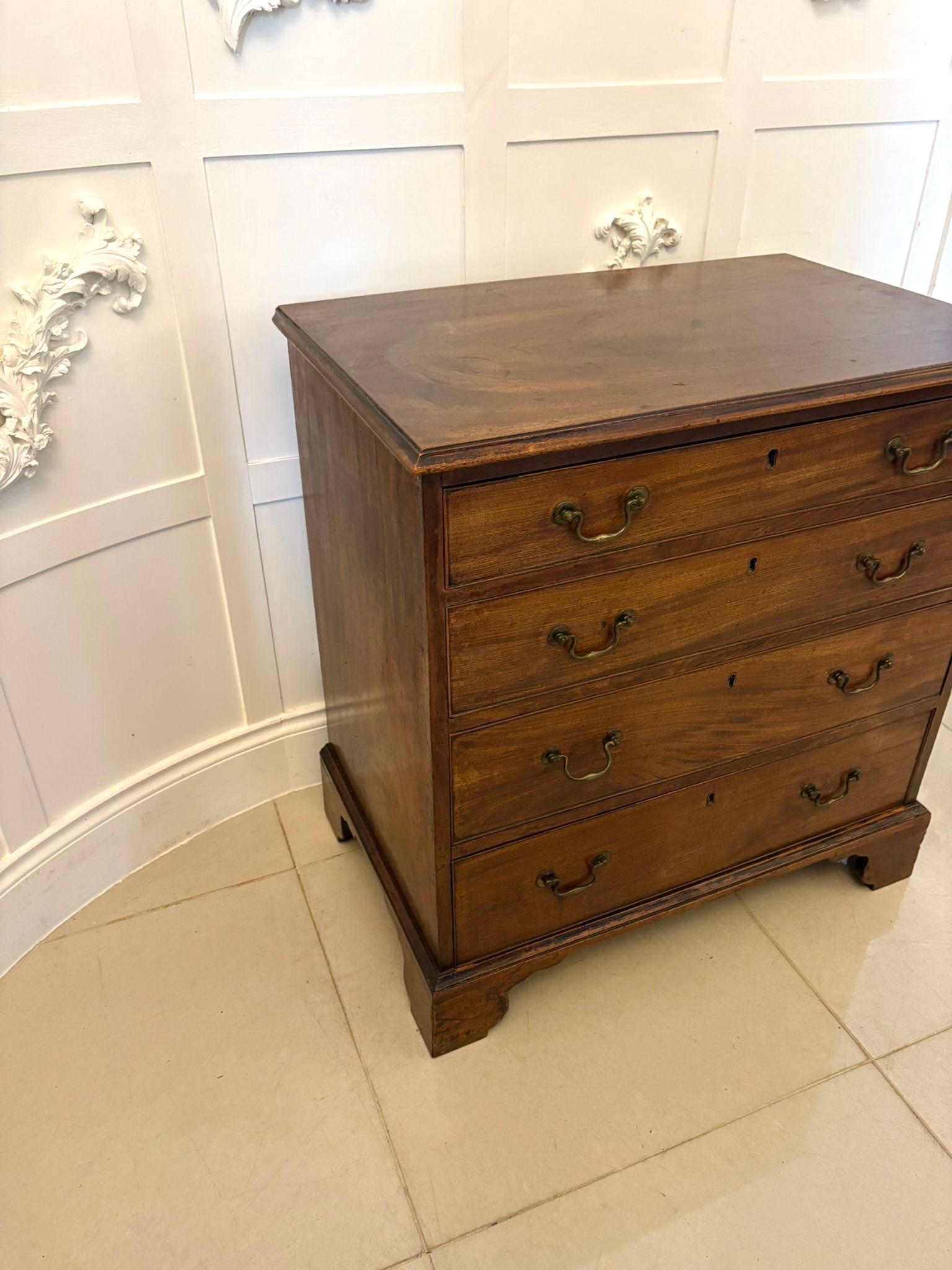 Ancienne commode à 4 tiroirs en acajou de qualité George III en vente 1