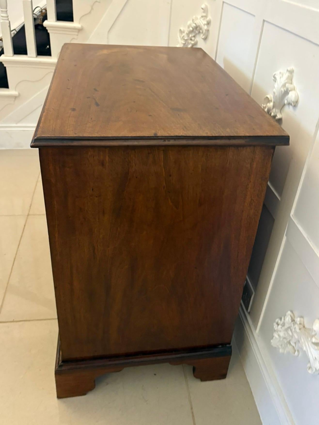 Ancienne commode à 4 tiroirs en acajou de qualité George III en vente 2