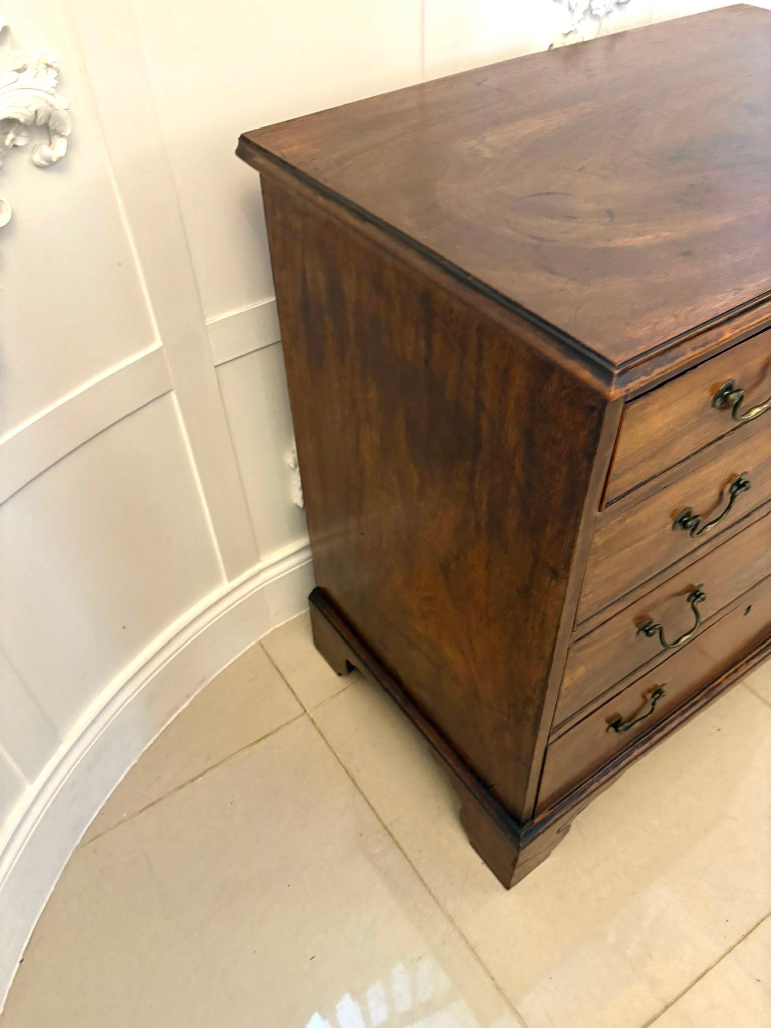 Ancienne commode à 4 tiroirs en acajou de qualité George III en vente 3