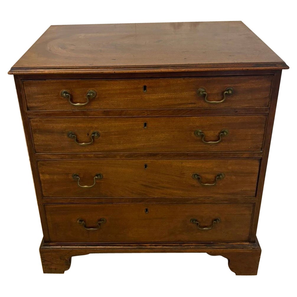 Ancienne commode à 4 tiroirs en acajou de qualité George III en vente