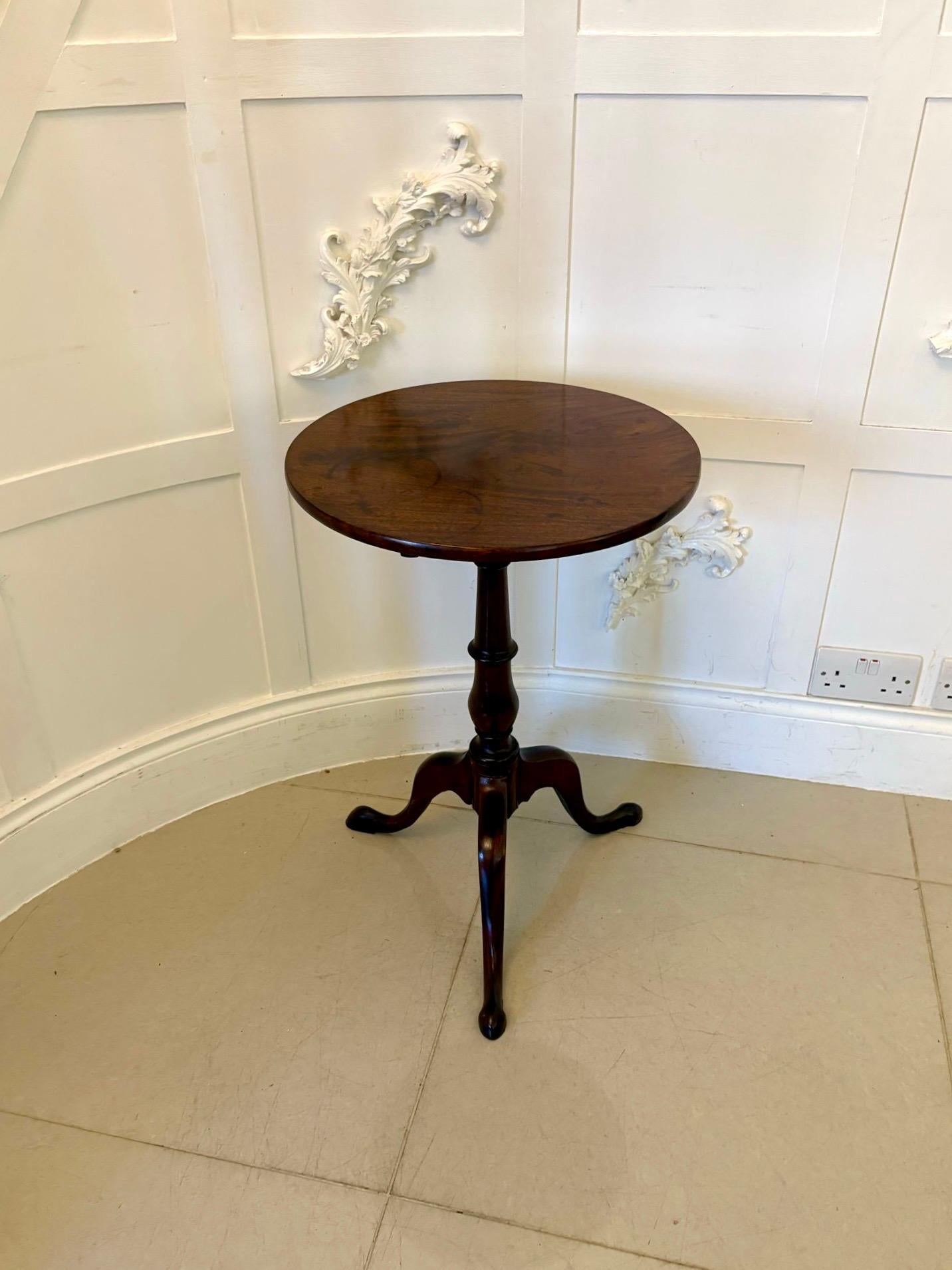 Ancienne table de lampe à plateau circulaire en acajou de qualité George III, dont le plateau circulaire en acajou est soutenu par une colonne à piédestal tourné et effilé, reposant sur trois pieds cabriole en forme, avec des pieds pad.

Dimensions
