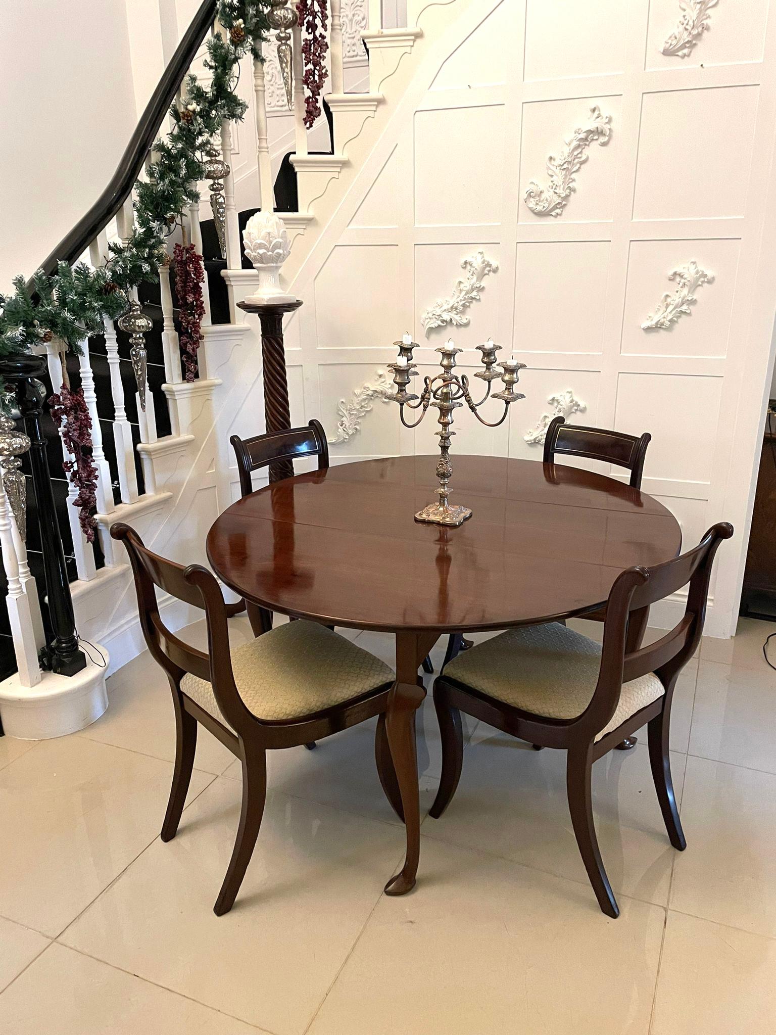Antique George III quality mahogany drop leaf dining table having a quality mahogany top with oval drop leaves supported by swing out gate legs standing on shaped cabriole legs with elegant pad feet

This table is of excellent quality and boasts a
