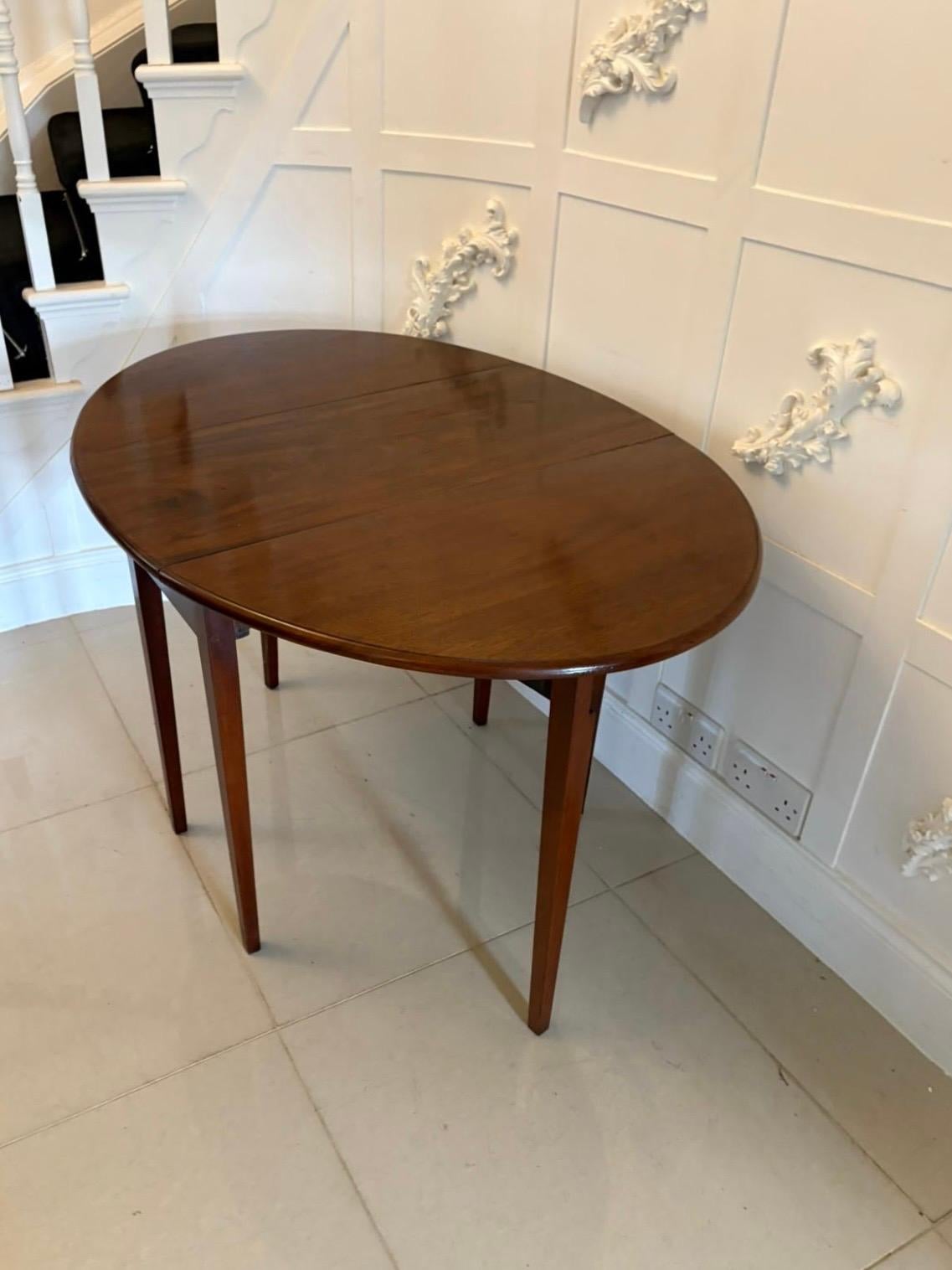 Ancienne table à feuilles tombantes en acajou de qualité George III avec un plateau en acajou de qualité et deux feuilles tombantes ovales, comprenant un tiroir sur le côté avec une poignée en col de cygne en laiton d'origine, reposant sur quatre