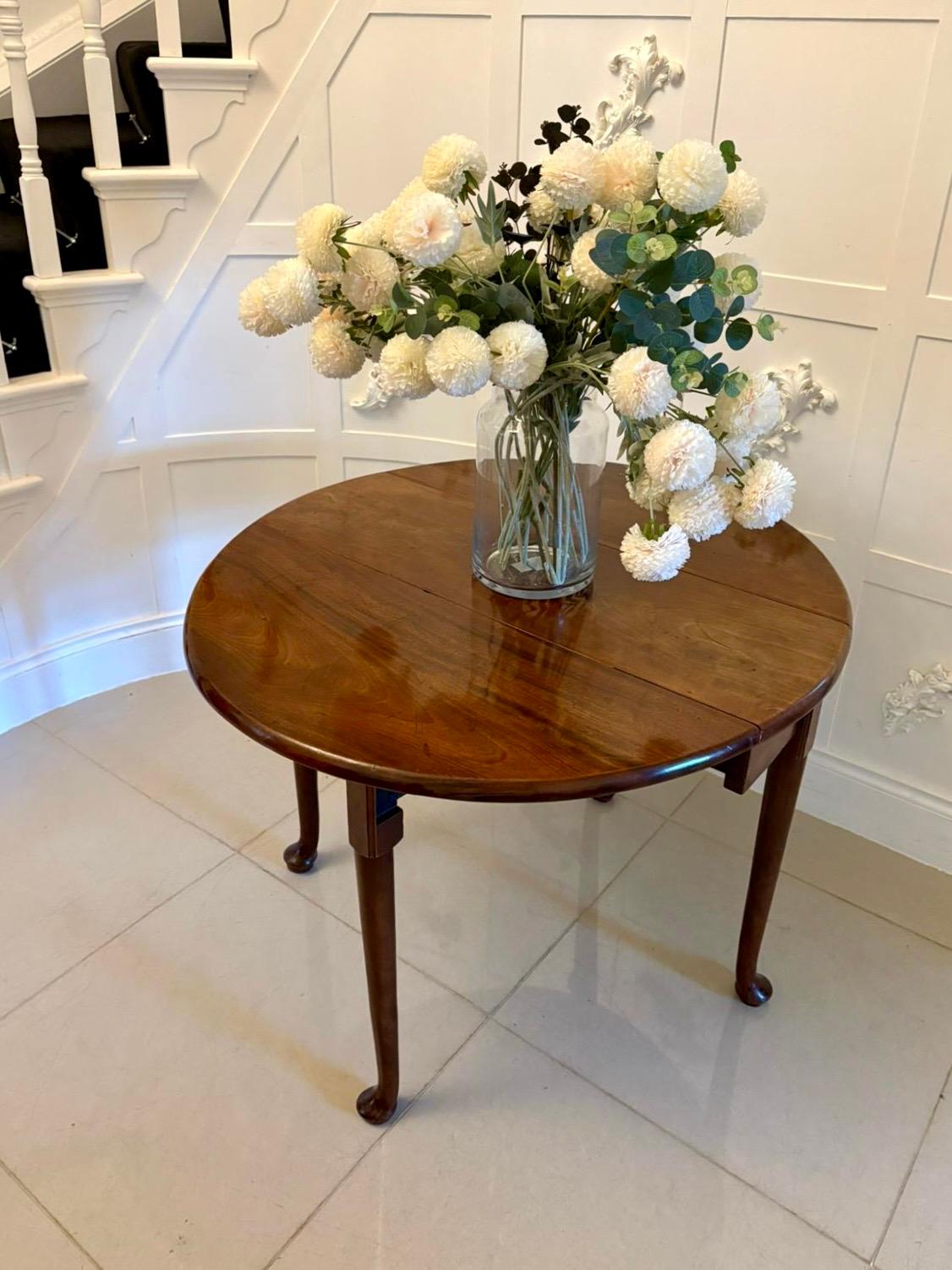 Ancienne table à feuilles tombantes en acajou de qualité George III avec un plateau en acajou de qualité et deux feuilles tombantes ovales reposant sur des pieds fuselés tournés avec des pieds en coussinet 

Un bel exemplaire du XVIIIe siècle, en