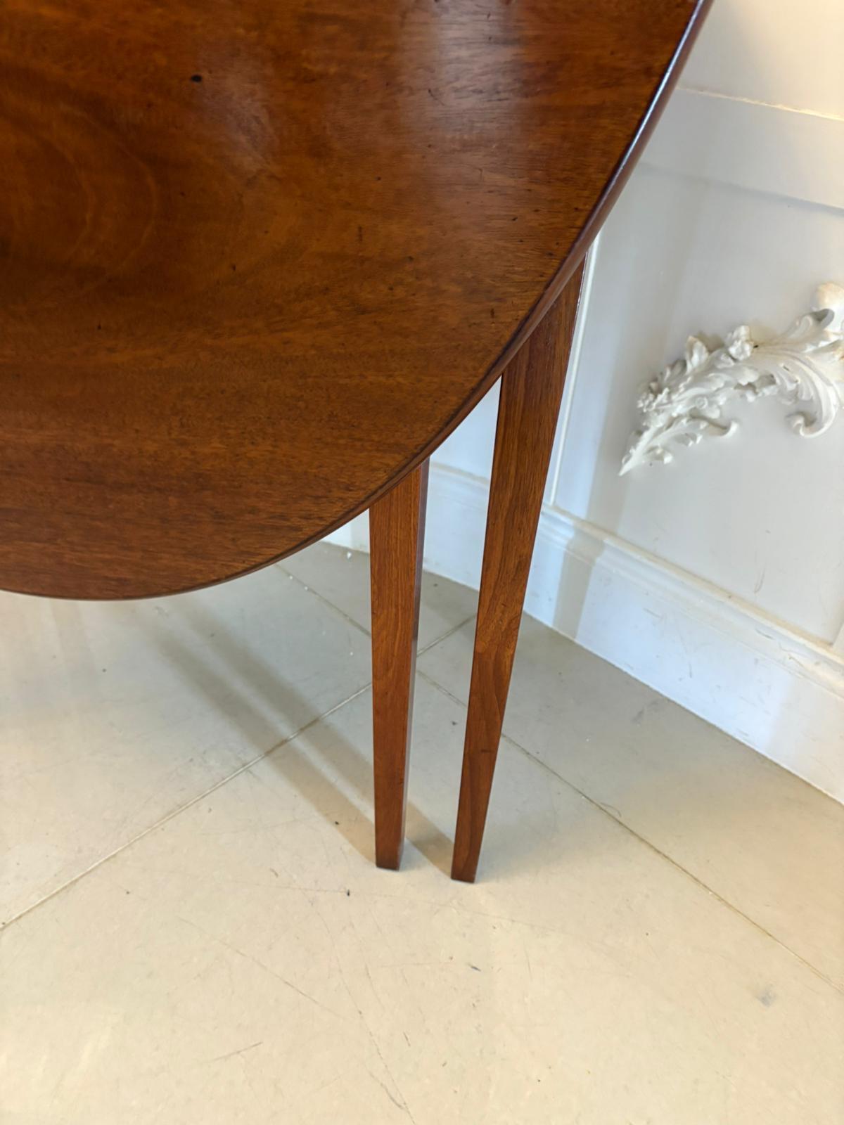 XIXe siècle Ancienne table à abattant en acajou de qualité George III en vente