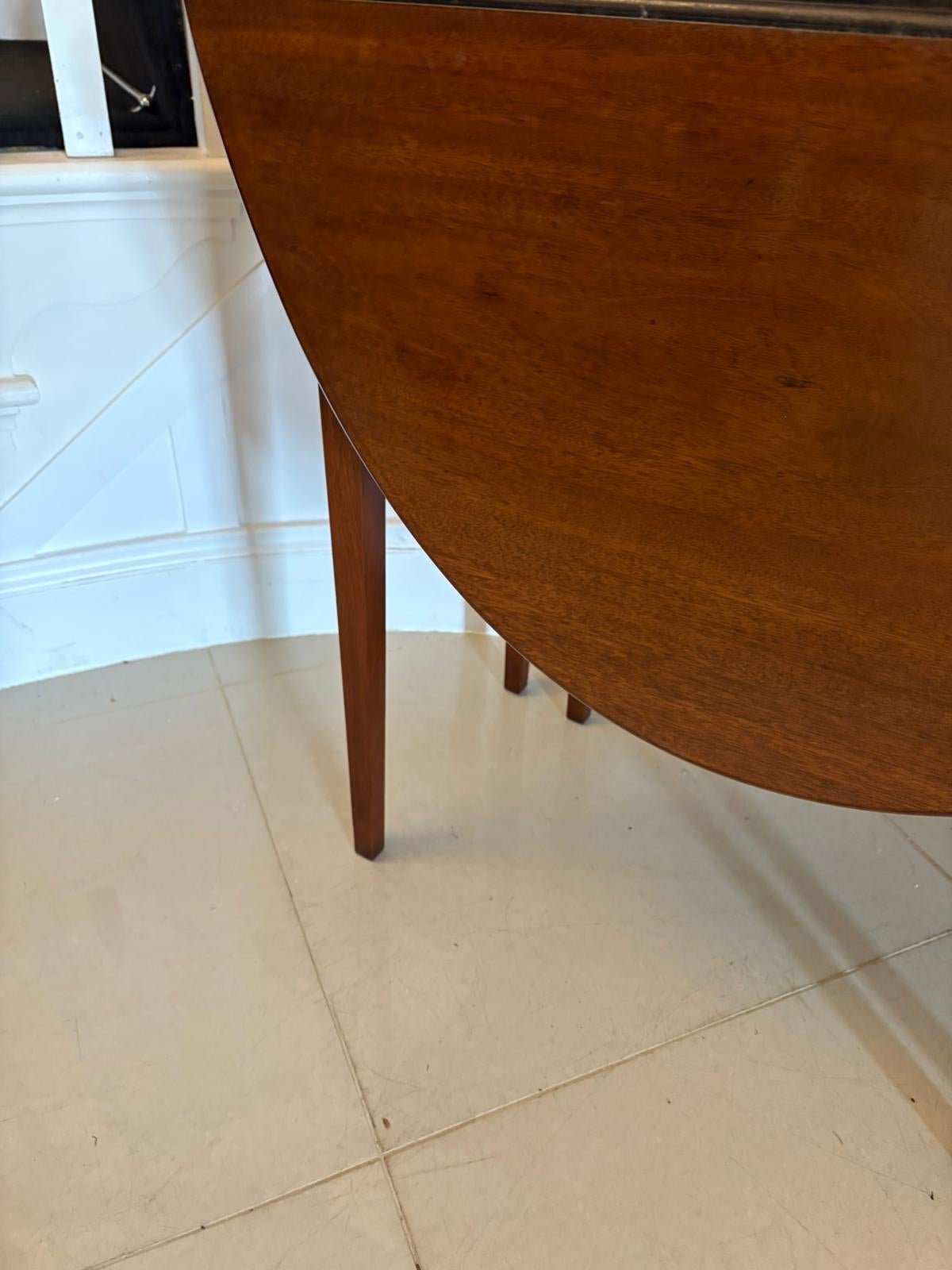 Autre Ancienne table à abattant en acajou de qualité George III en vente